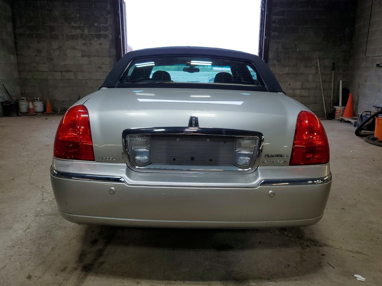 2004 Lincoln Town Car Executive Silver vin: 1LNHM81W94Y615917