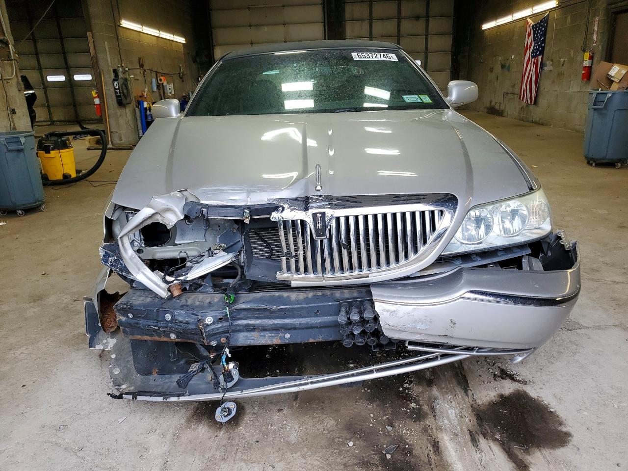 2004 Lincoln Town Car Executive Silver vin: 1LNHM81W94Y615917