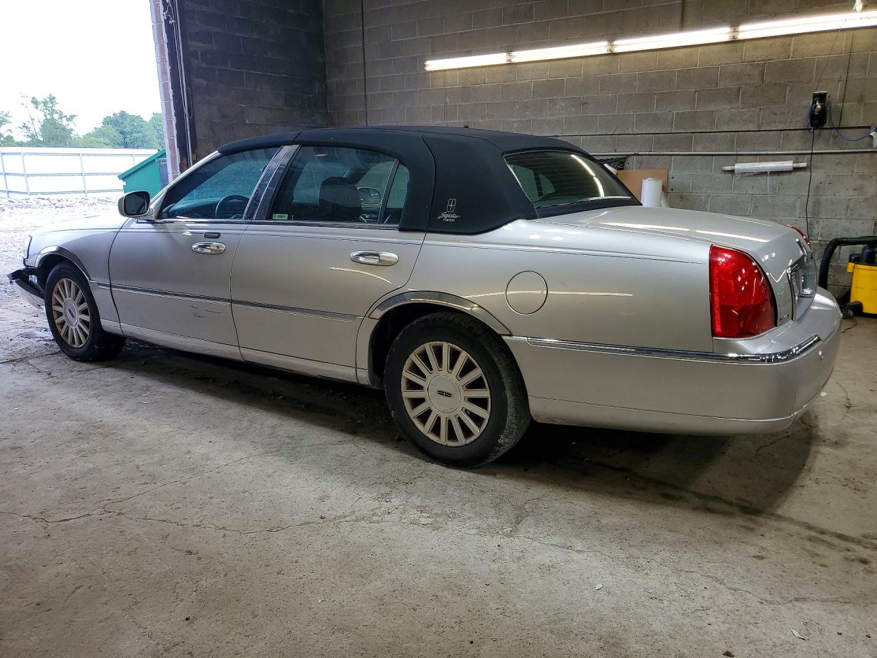 2004 Lincoln Town Car Executive Silver vin: 1LNHM81W94Y615917