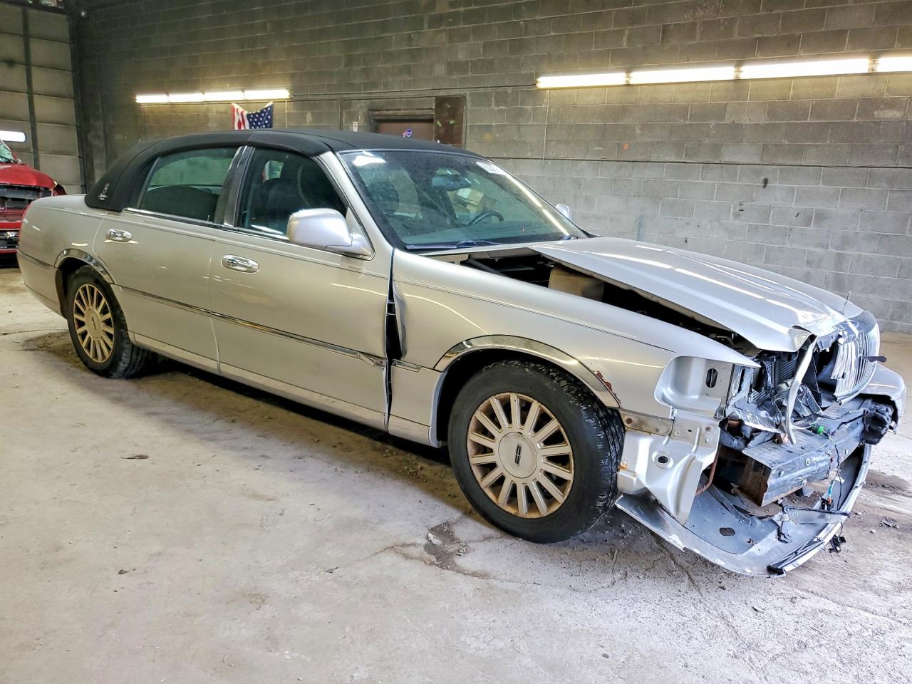 2004 Lincoln Town Car Executive Silver vin: 1LNHM81W94Y615917