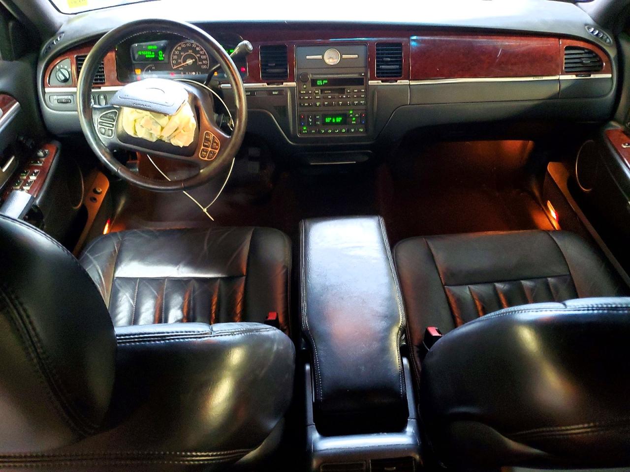 2004 Lincoln Town Car Executive Silver vin: 1LNHM81W94Y615917