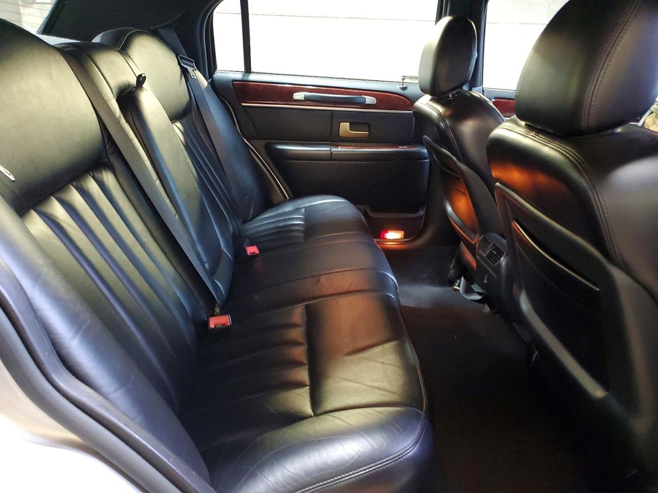 2004 Lincoln Town Car Executive Silver vin: 1LNHM81W94Y615917