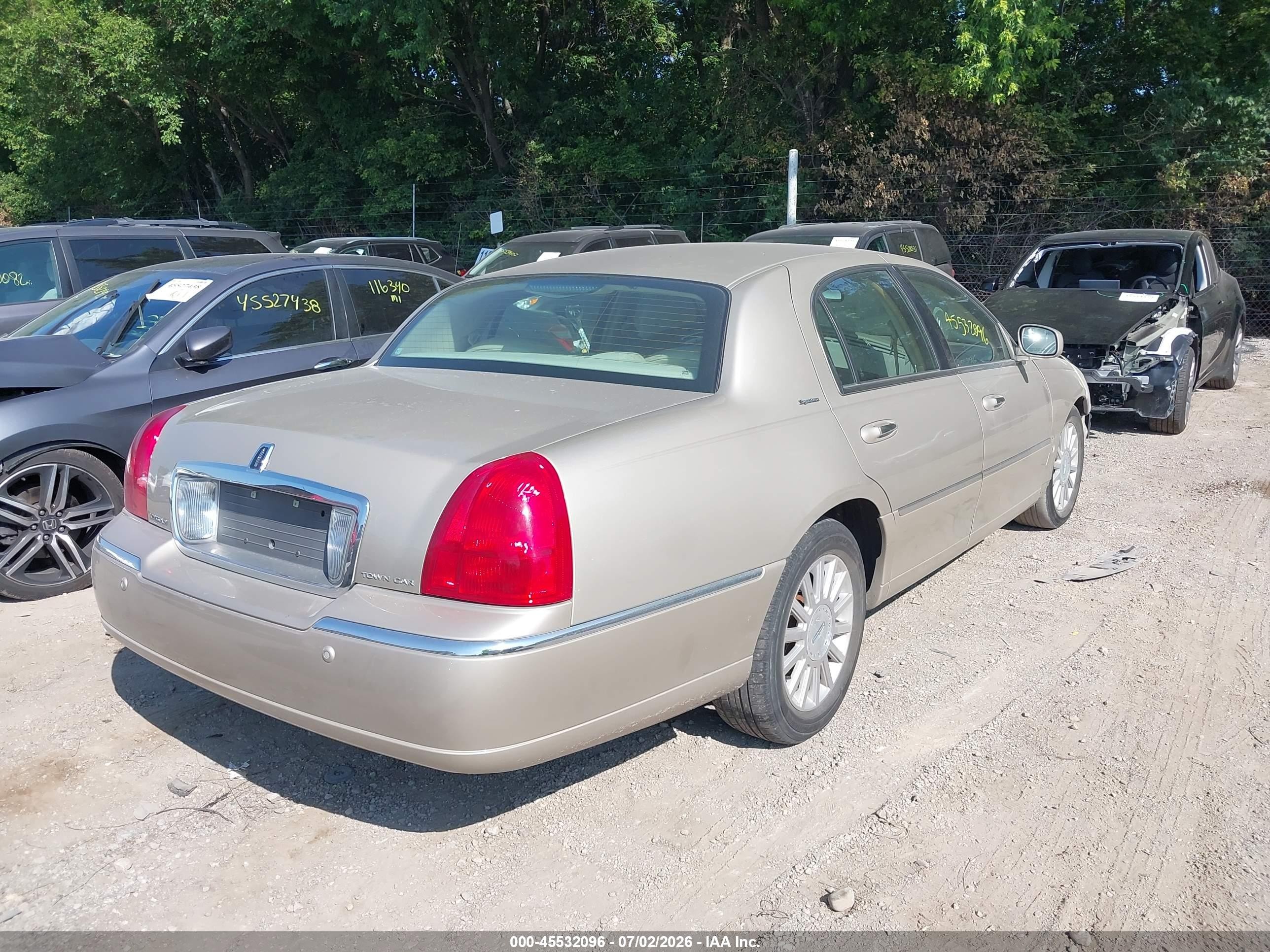 2004 Lincoln Town Car Signature Tan vin: 1LNHM81W94Y622074