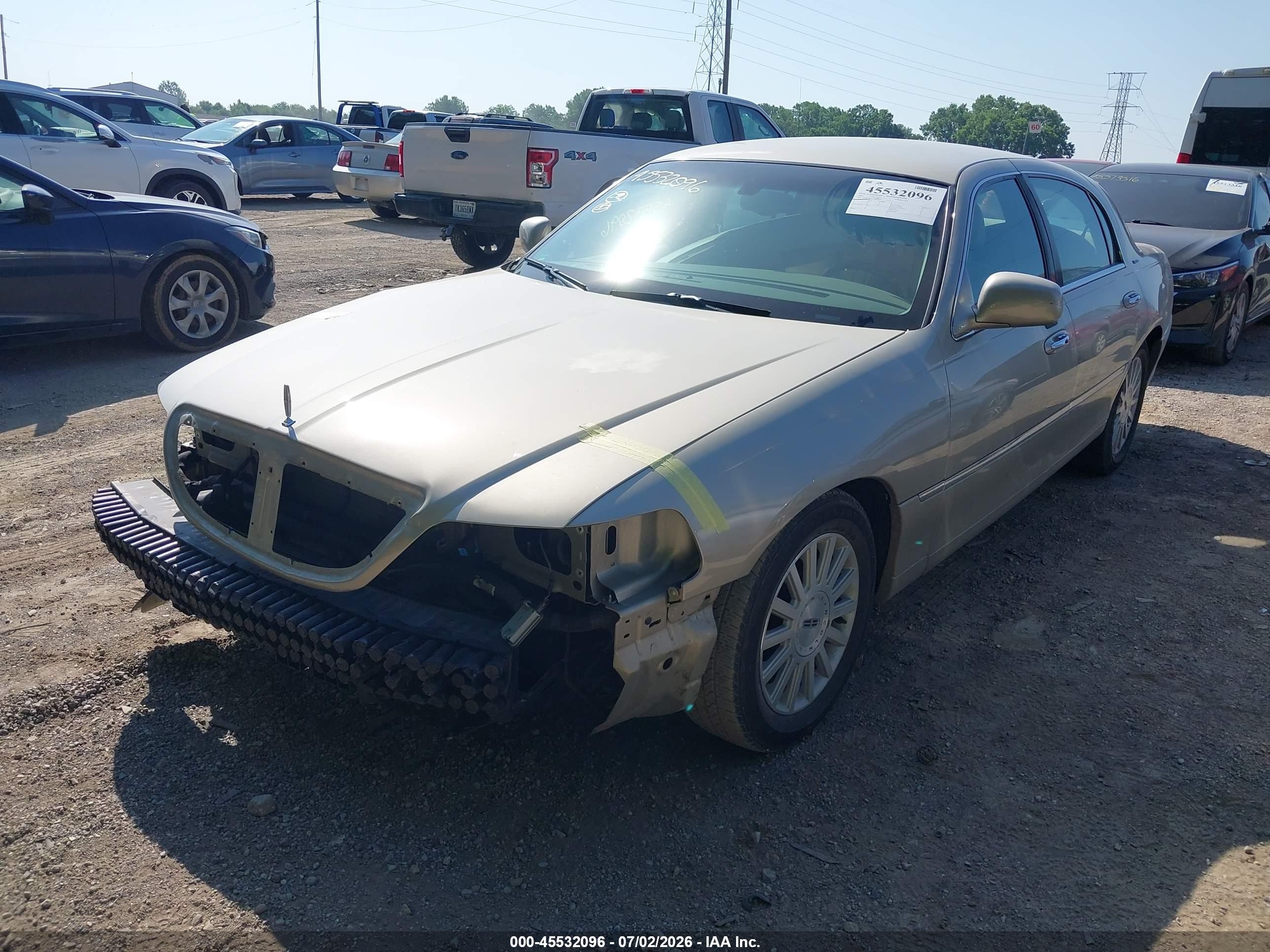 2004 Lincoln Town Car Signature Tan vin: 1LNHM81W94Y622074
