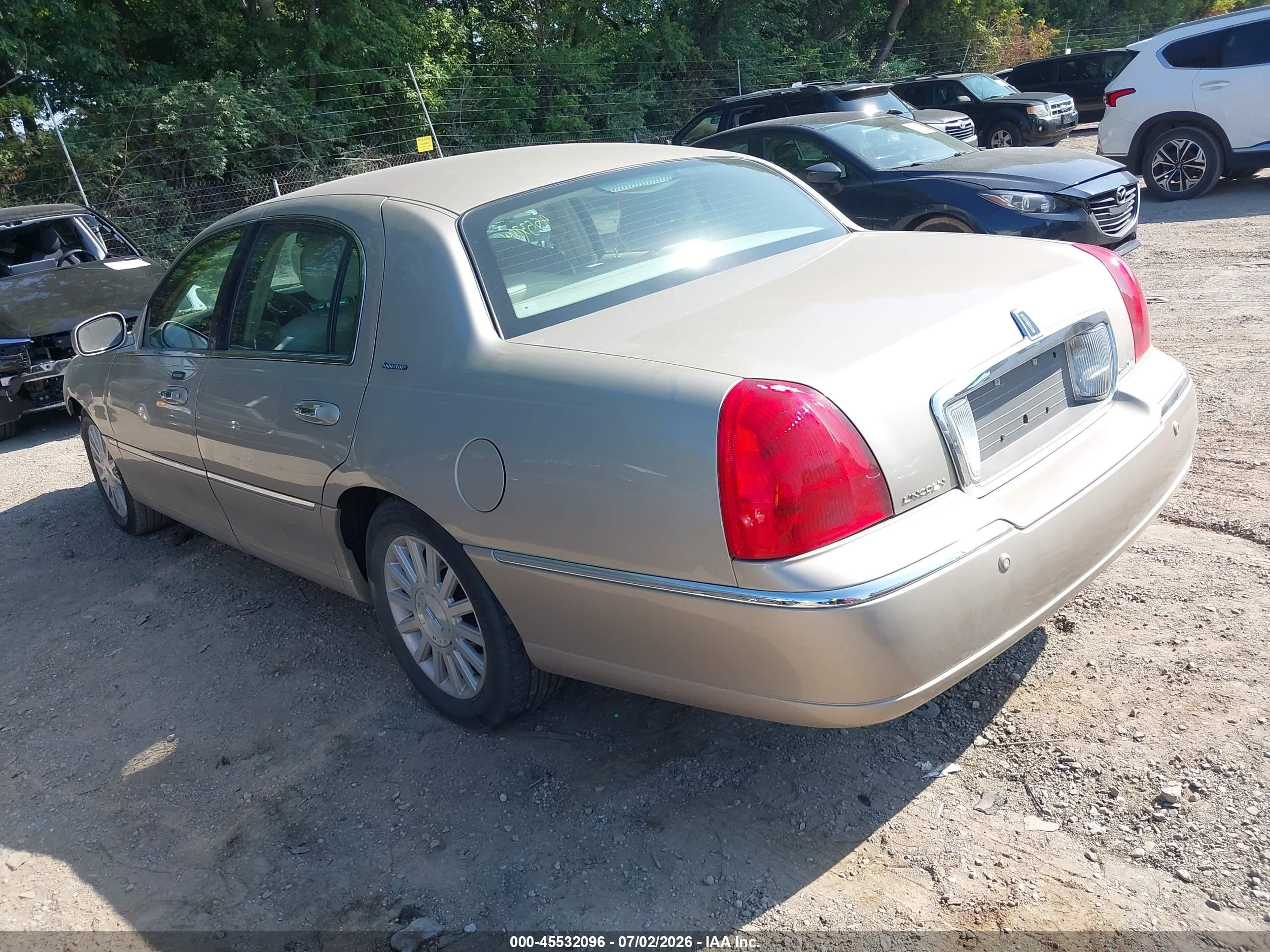 2004 Lincoln Town Car Signature Tan vin: 1LNHM81W94Y622074