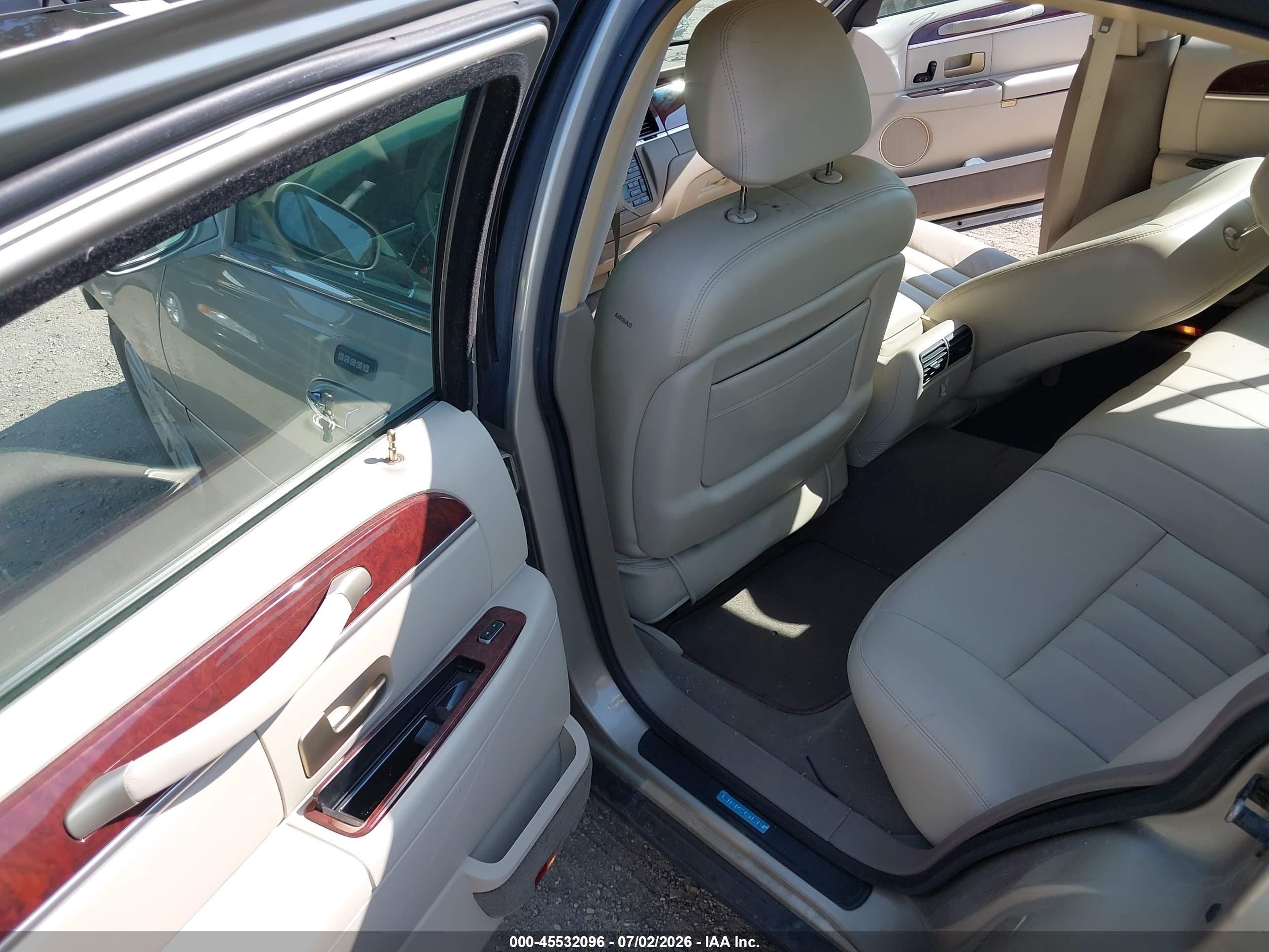 2004 Lincoln Town Car Signature Tan vin: 1LNHM81W94Y622074