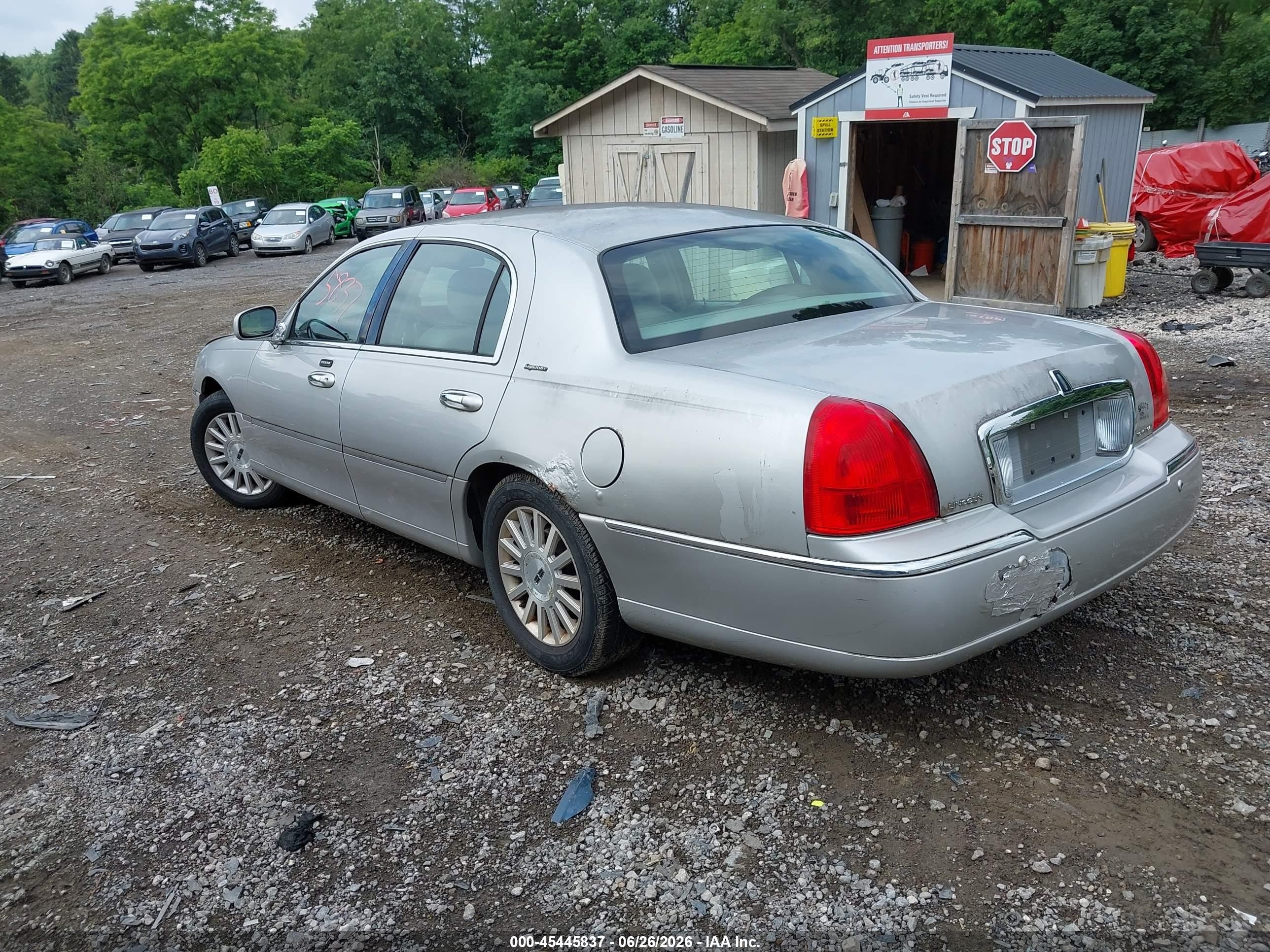 2004 Lincoln Town Car Signature Silver vin: 1LNHM81W94Y650831