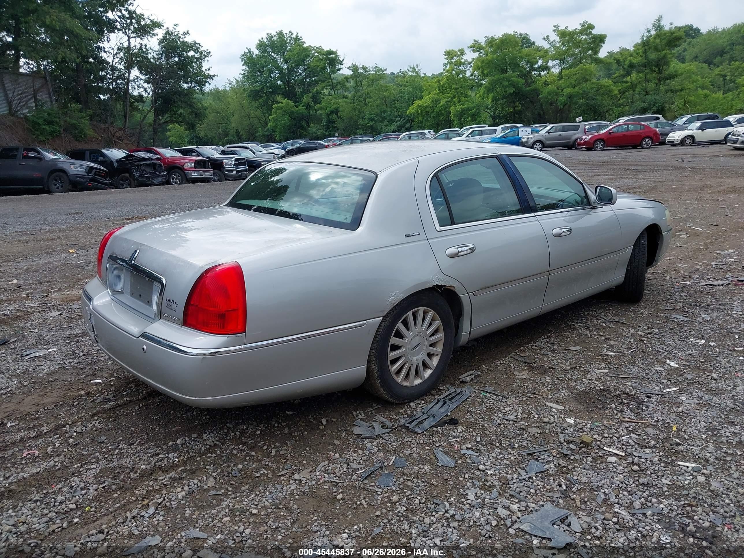 2004 Lincoln Town Car Signature Silver vin: 1LNHM81W94Y650831
