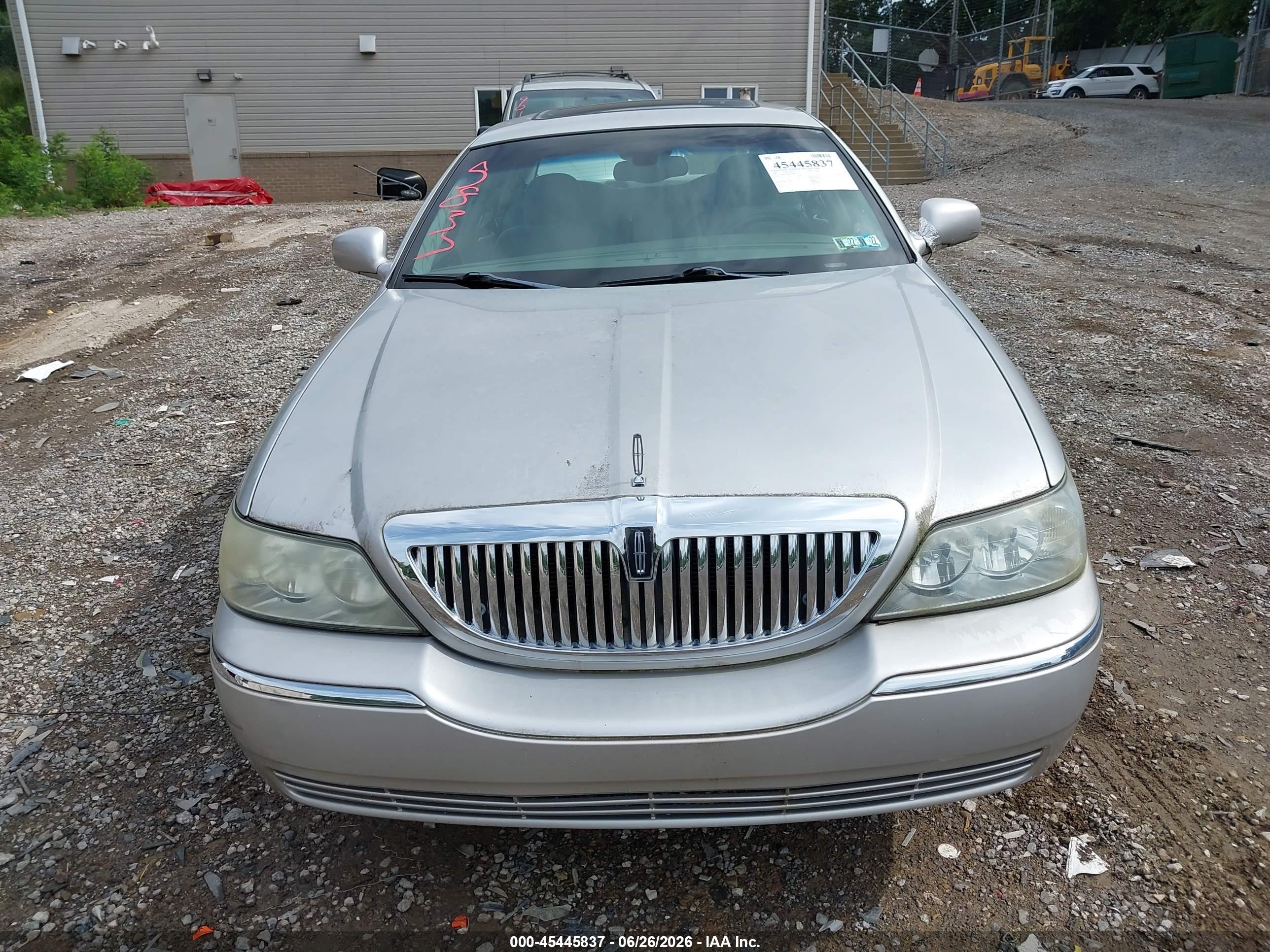 2004 Lincoln Town Car Signature Silver vin: 1LNHM81W94Y650831