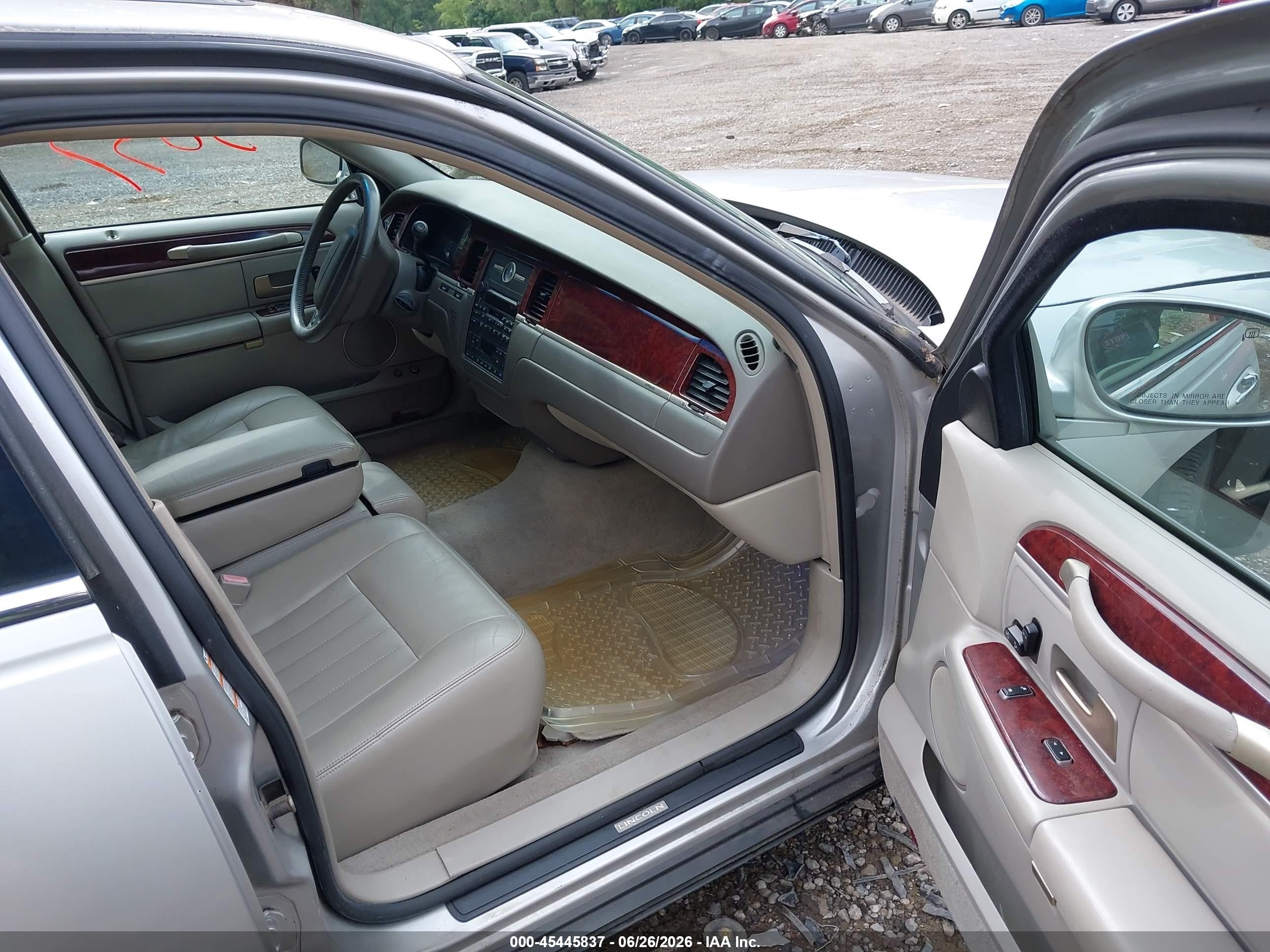 2004 Lincoln Town Car Signature Silver vin: 1LNHM81W94Y650831