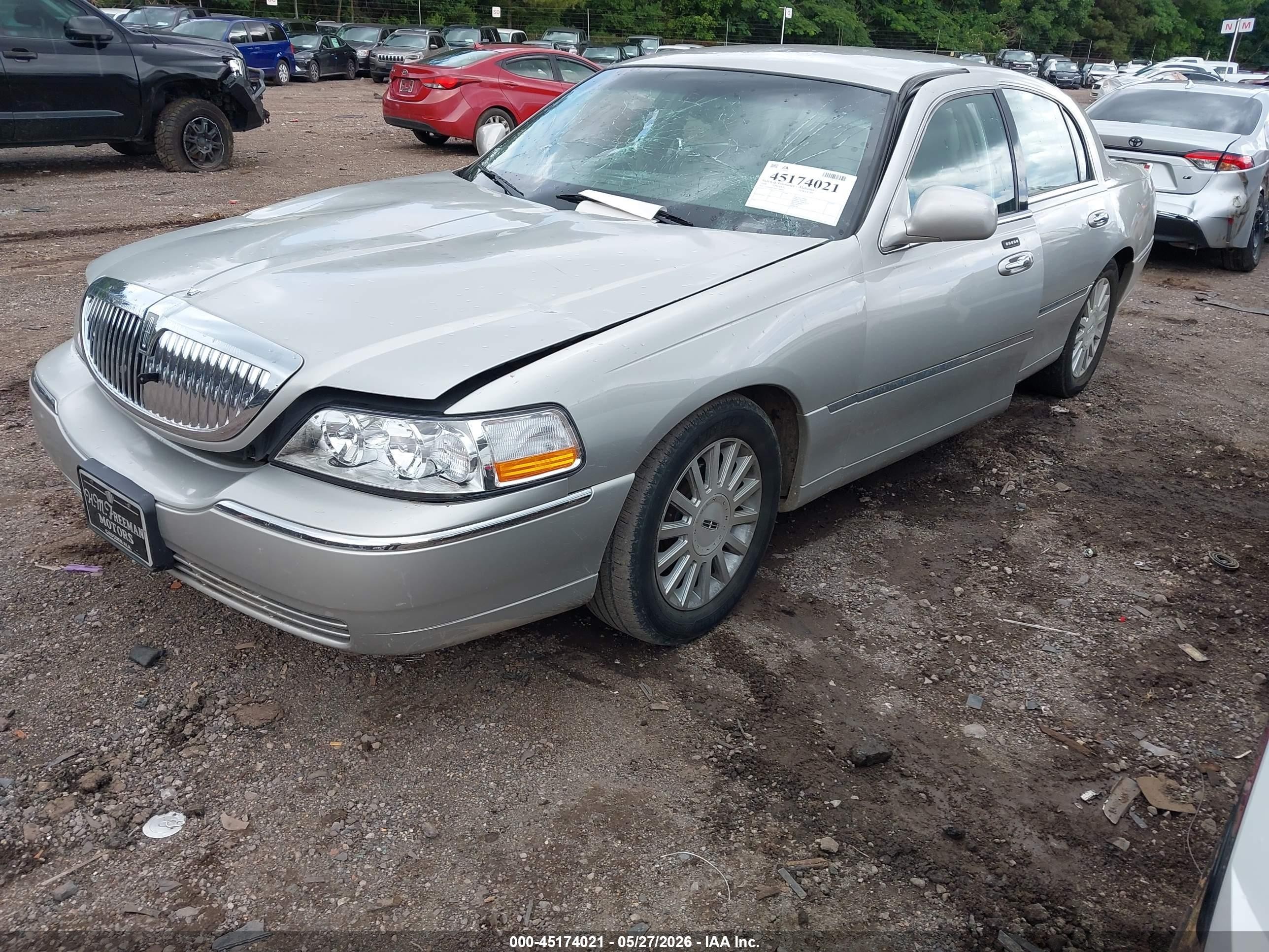 2004 Lincoln Town Car Signature Silver vin: 1LNHM81W94Y686695