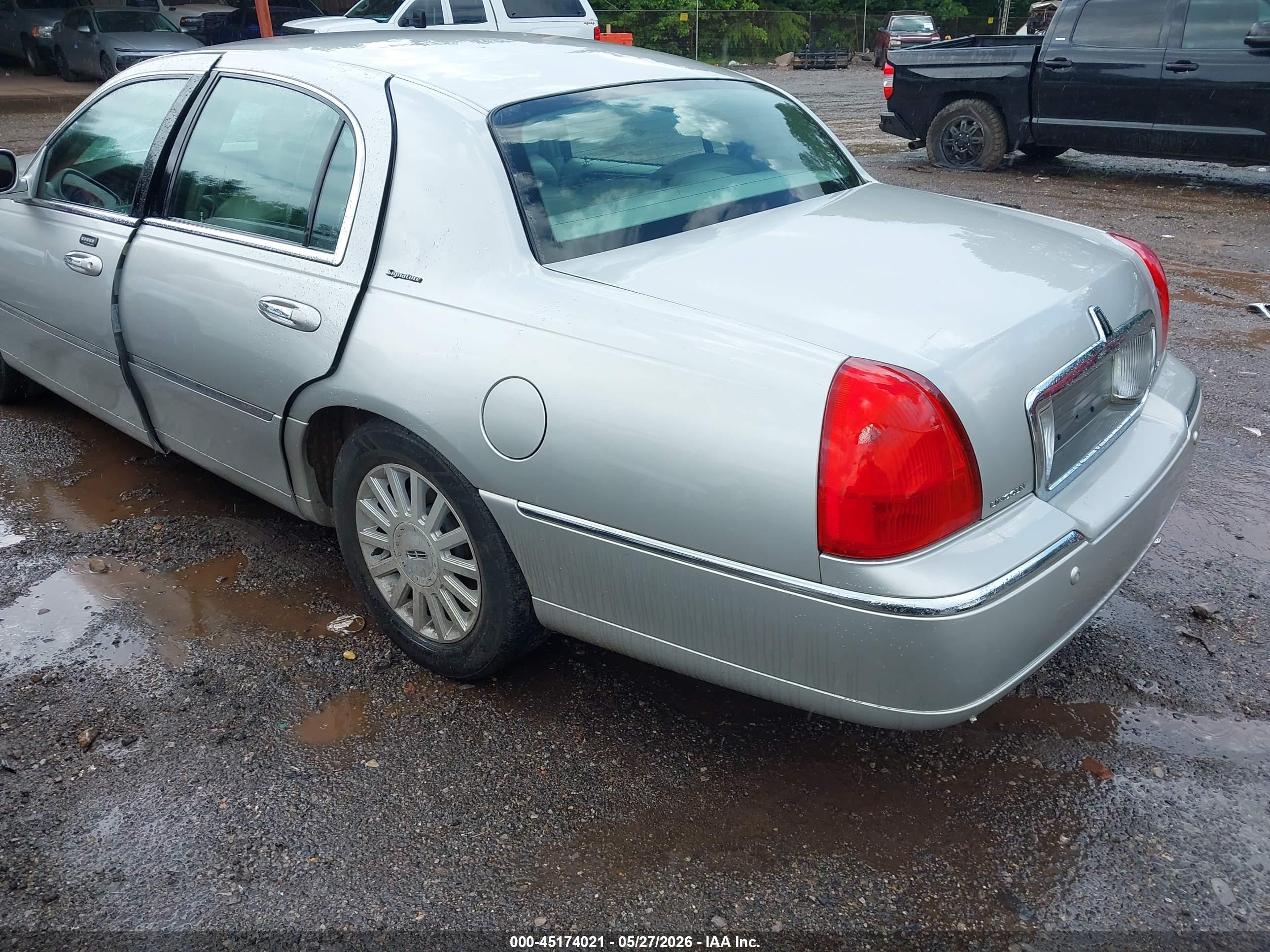 2004 Lincoln Town Car Signature Silver vin: 1LNHM81W94Y686695