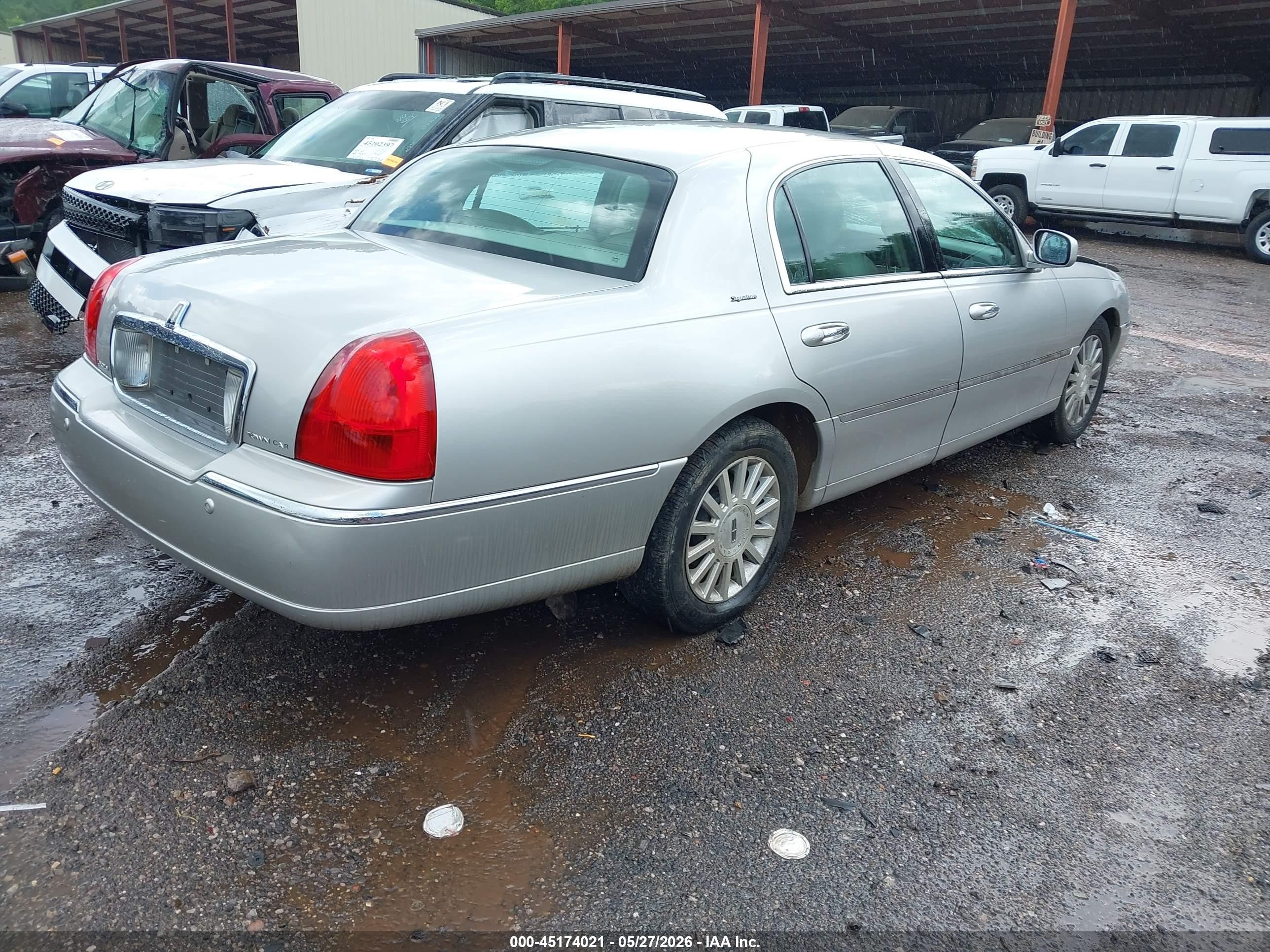 2004 Lincoln Town Car Signature Silver vin: 1LNHM81W94Y686695