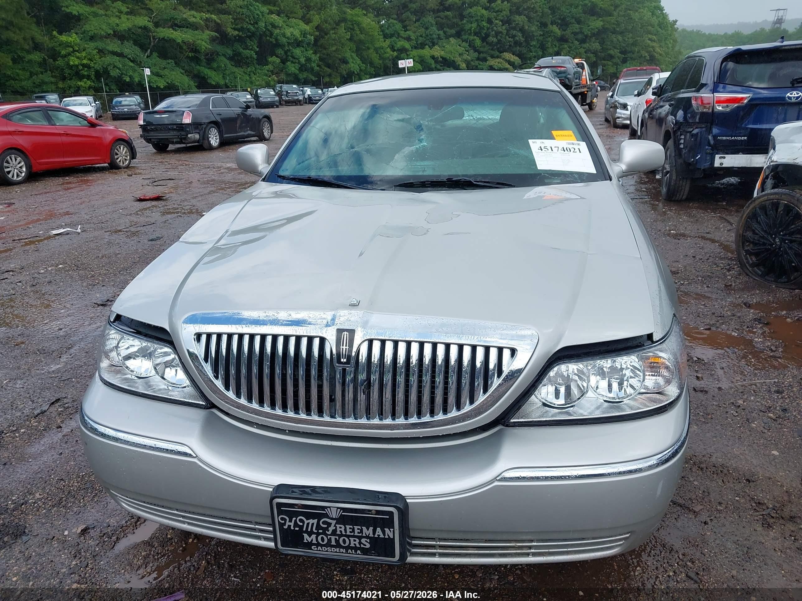 2004 Lincoln Town Car Signature Silver vin: 1LNHM81W94Y686695