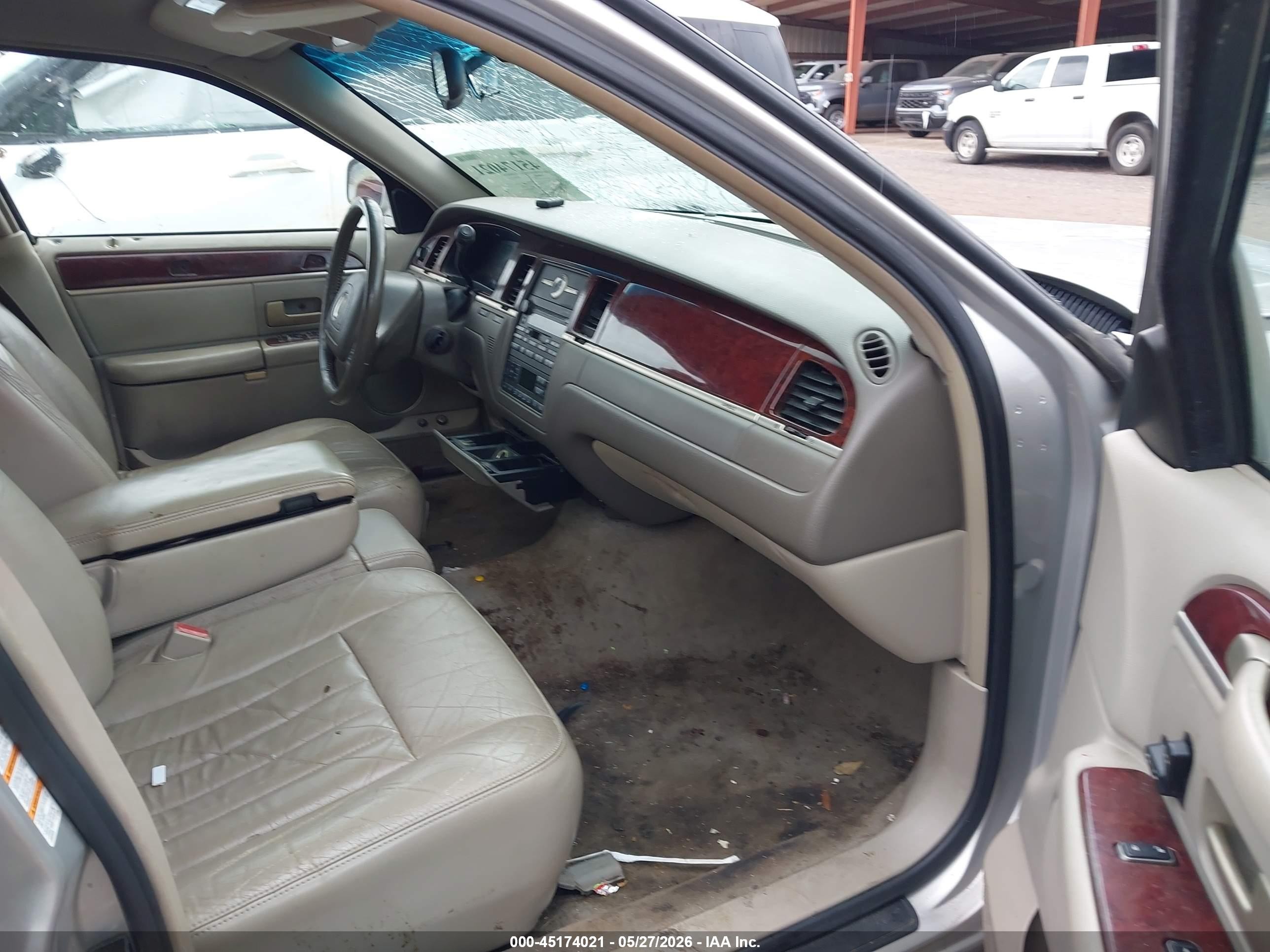 2004 Lincoln Town Car Signature Silver vin: 1LNHM81W94Y686695