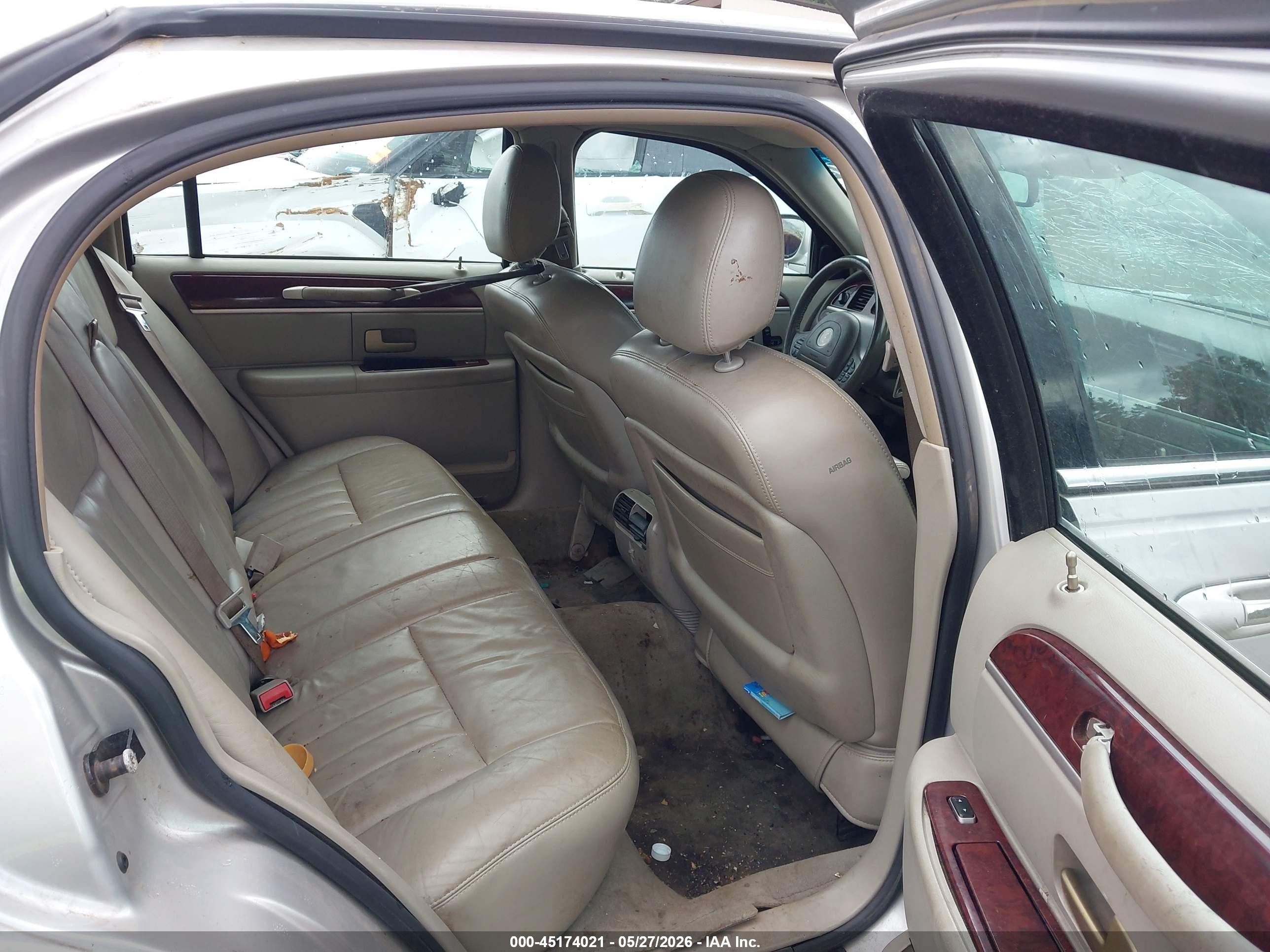 2004 Lincoln Town Car Signature Silver vin: 1LNHM81W94Y686695