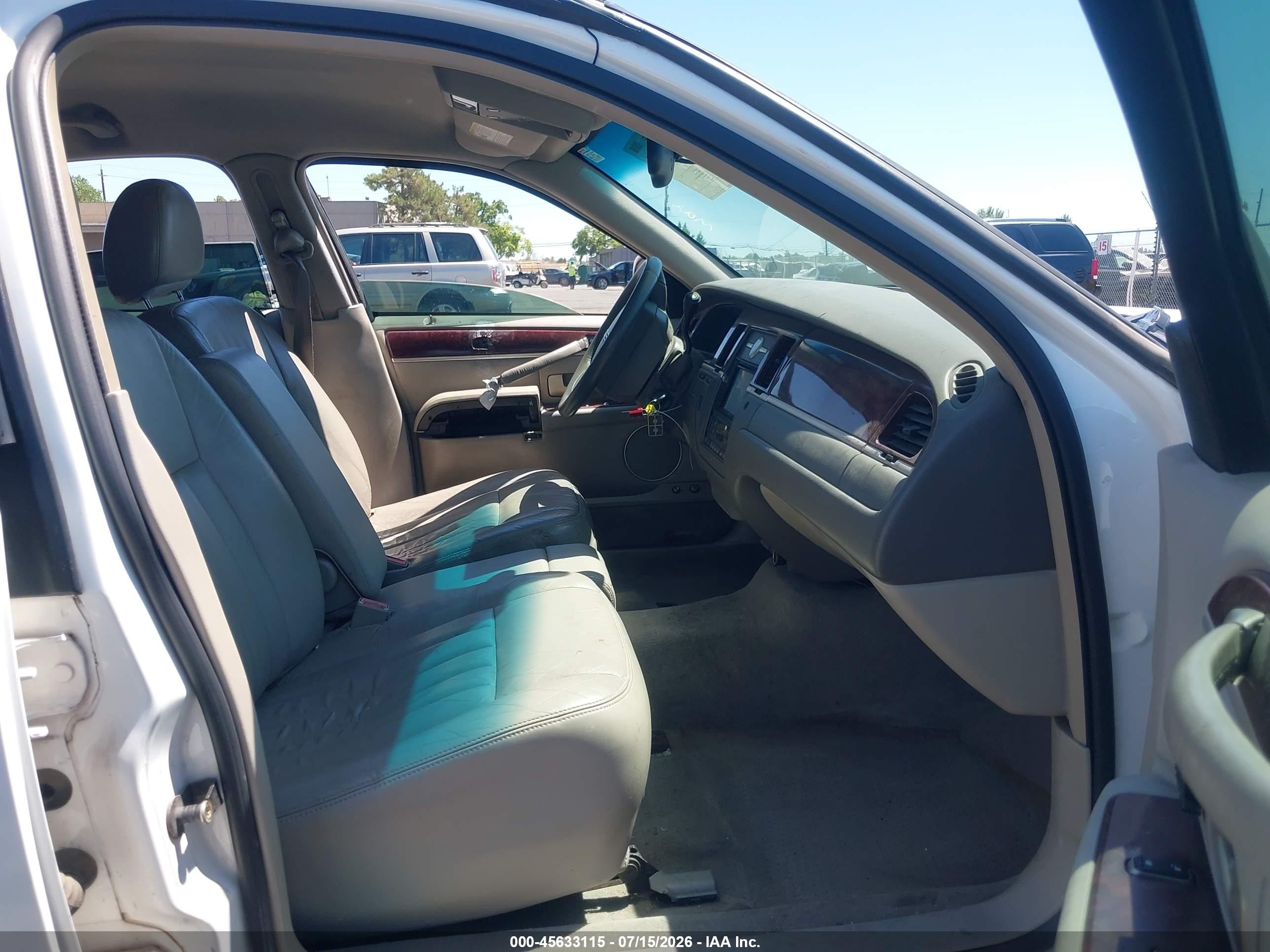 2005 Lincoln Town Car Signature White vin: 1LNHM81W95Y634047
