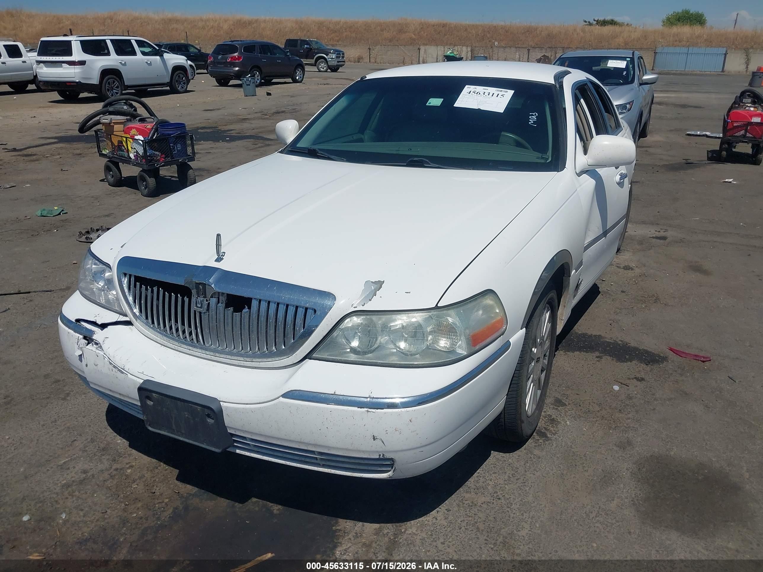 2005 Lincoln Town Car Signature White vin: 1LNHM81W95Y634047