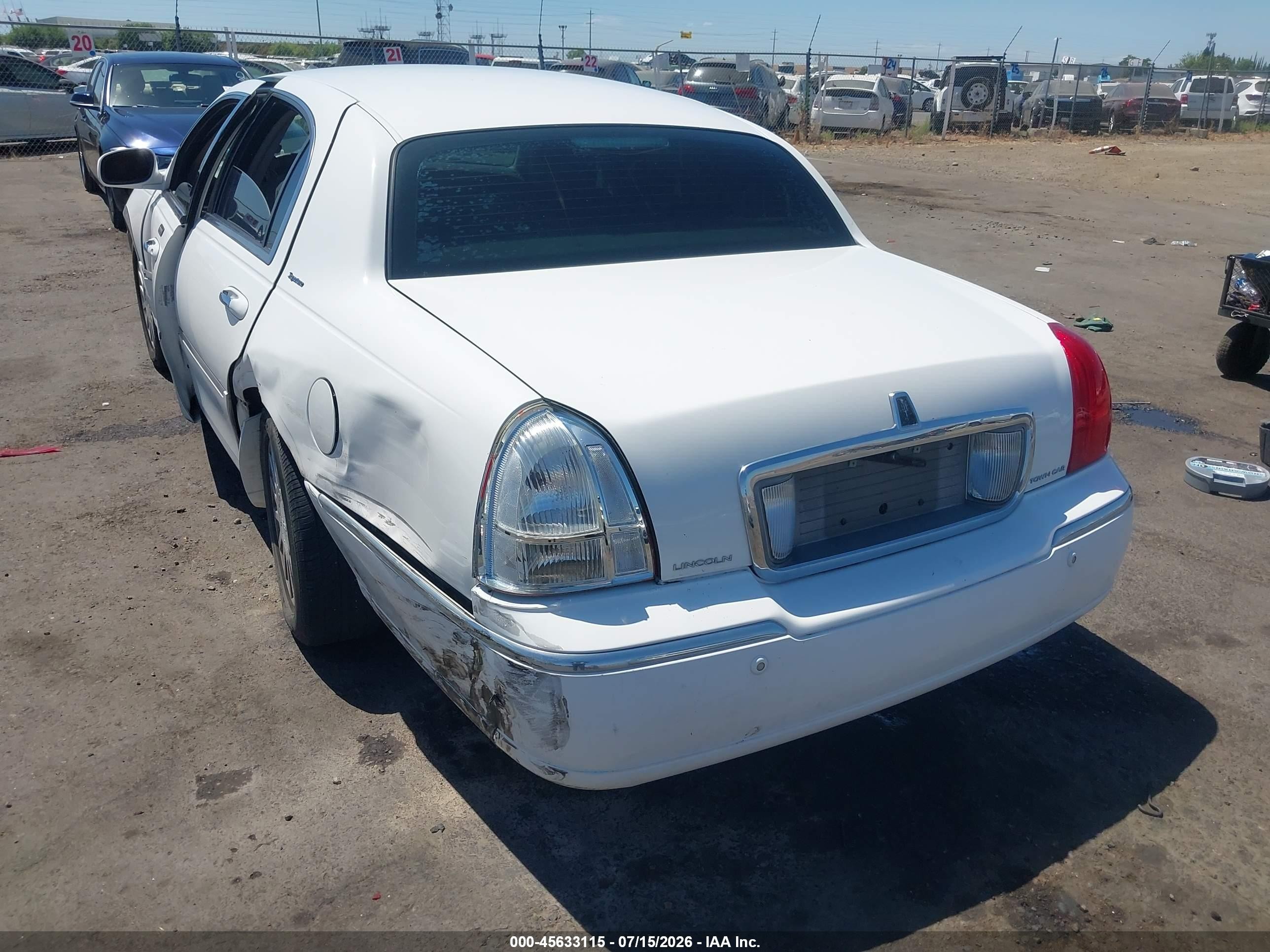 2005 Lincoln Town Car Signature White vin: 1LNHM81W95Y634047