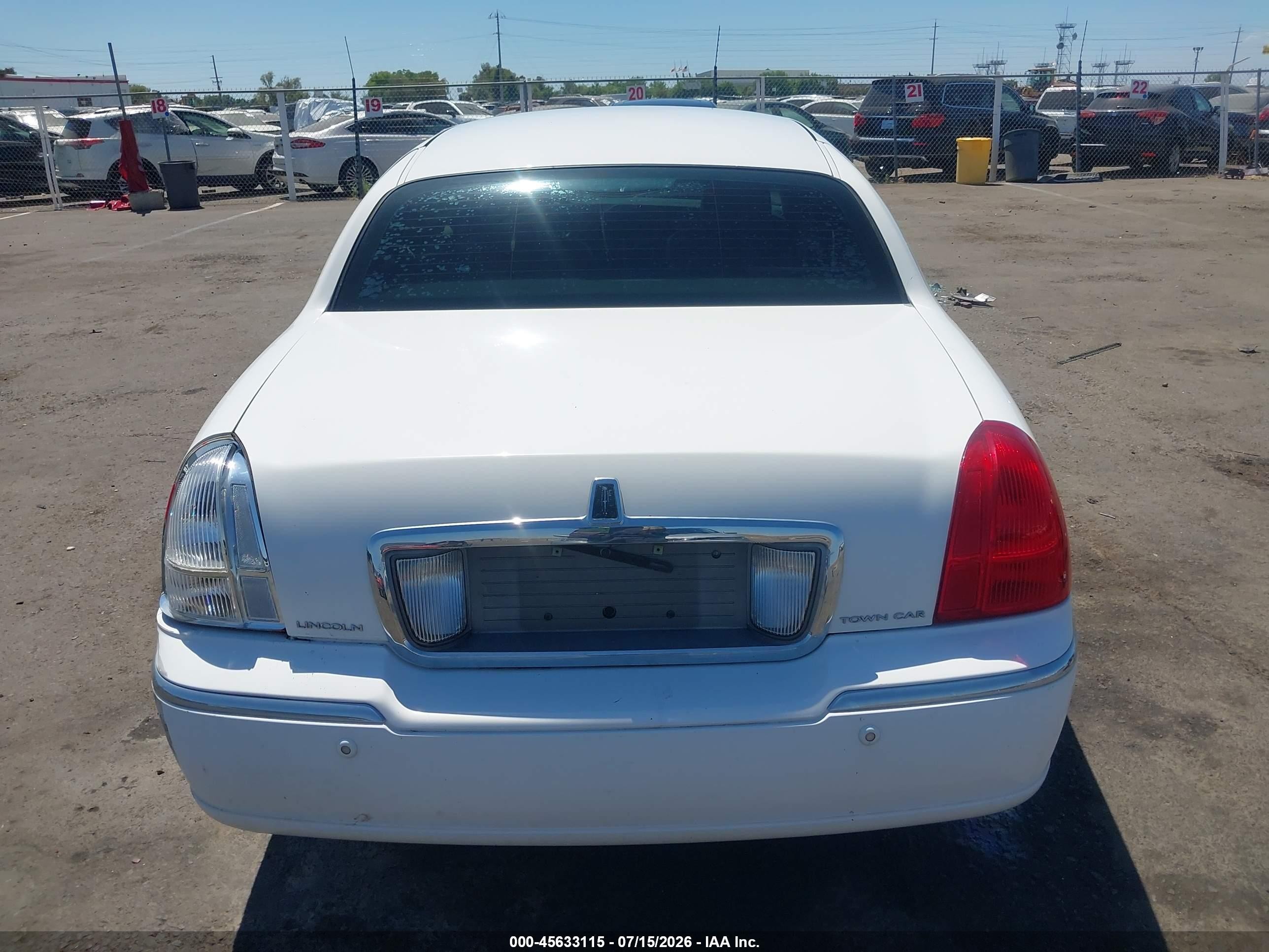 2005 Lincoln Town Car Signature White vin: 1LNHM81W95Y634047