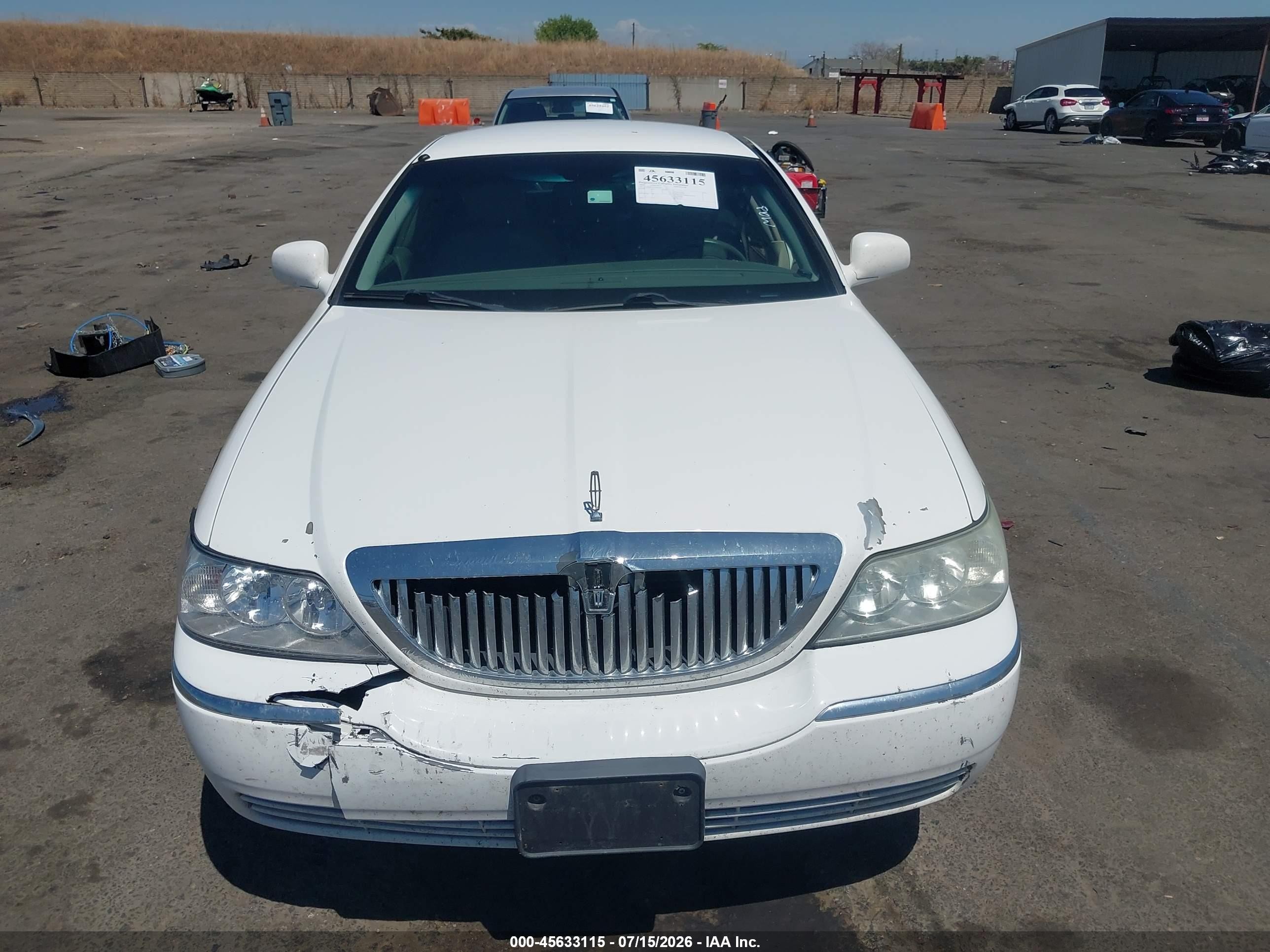 2005 Lincoln Town Car Signature White vin: 1LNHM81W95Y634047