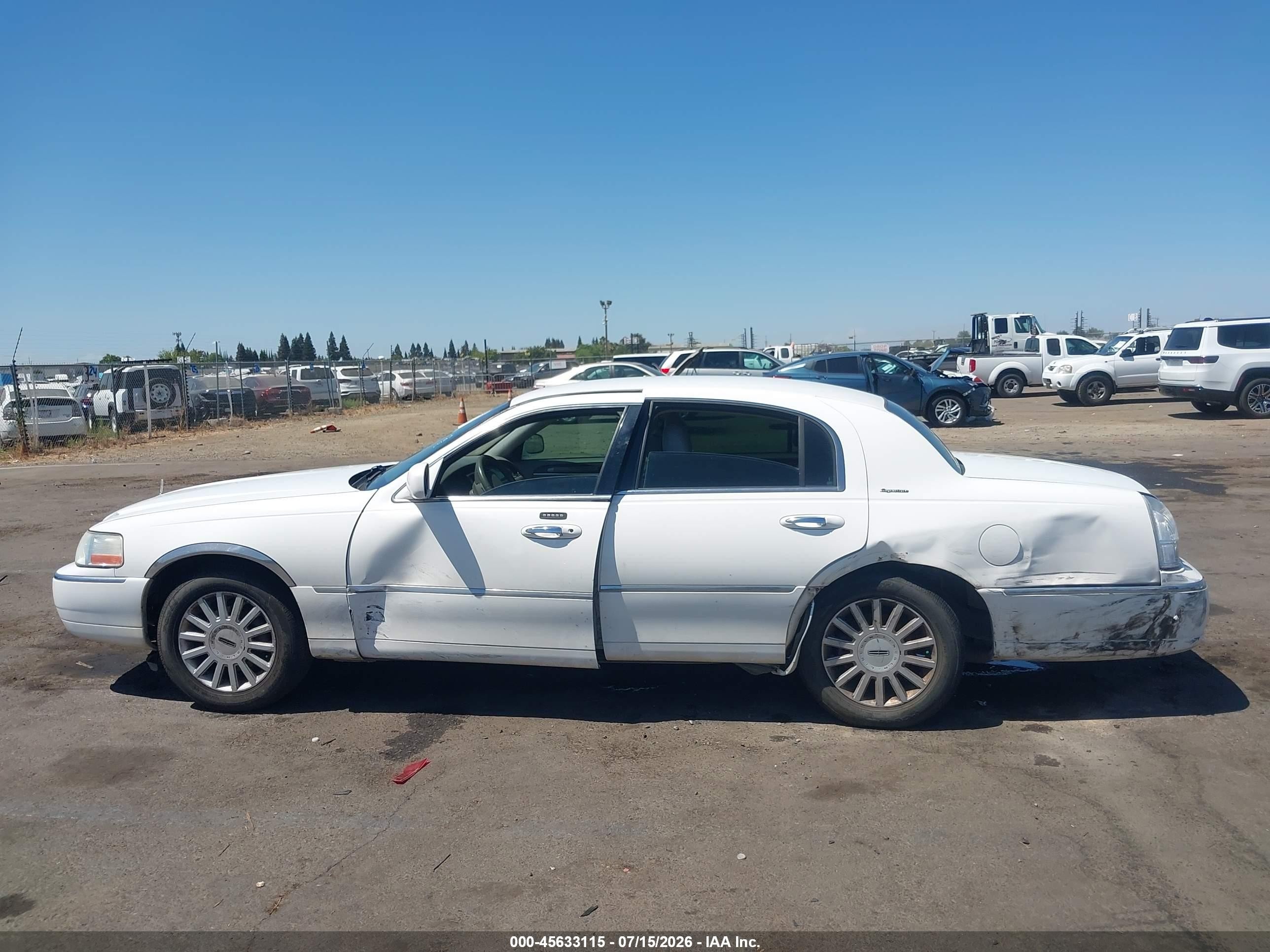 2005 Lincoln Town Car Signature White vin: 1LNHM81W95Y634047
