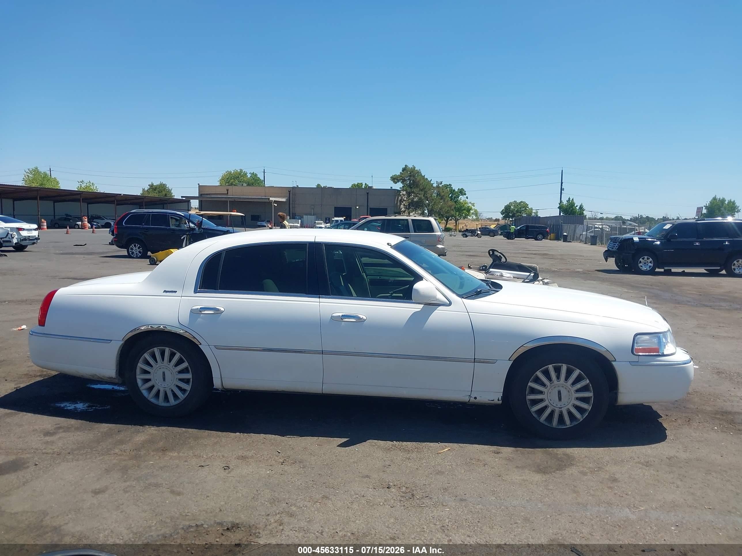 2005 Lincoln Town Car Signature White vin: 1LNHM81W95Y634047