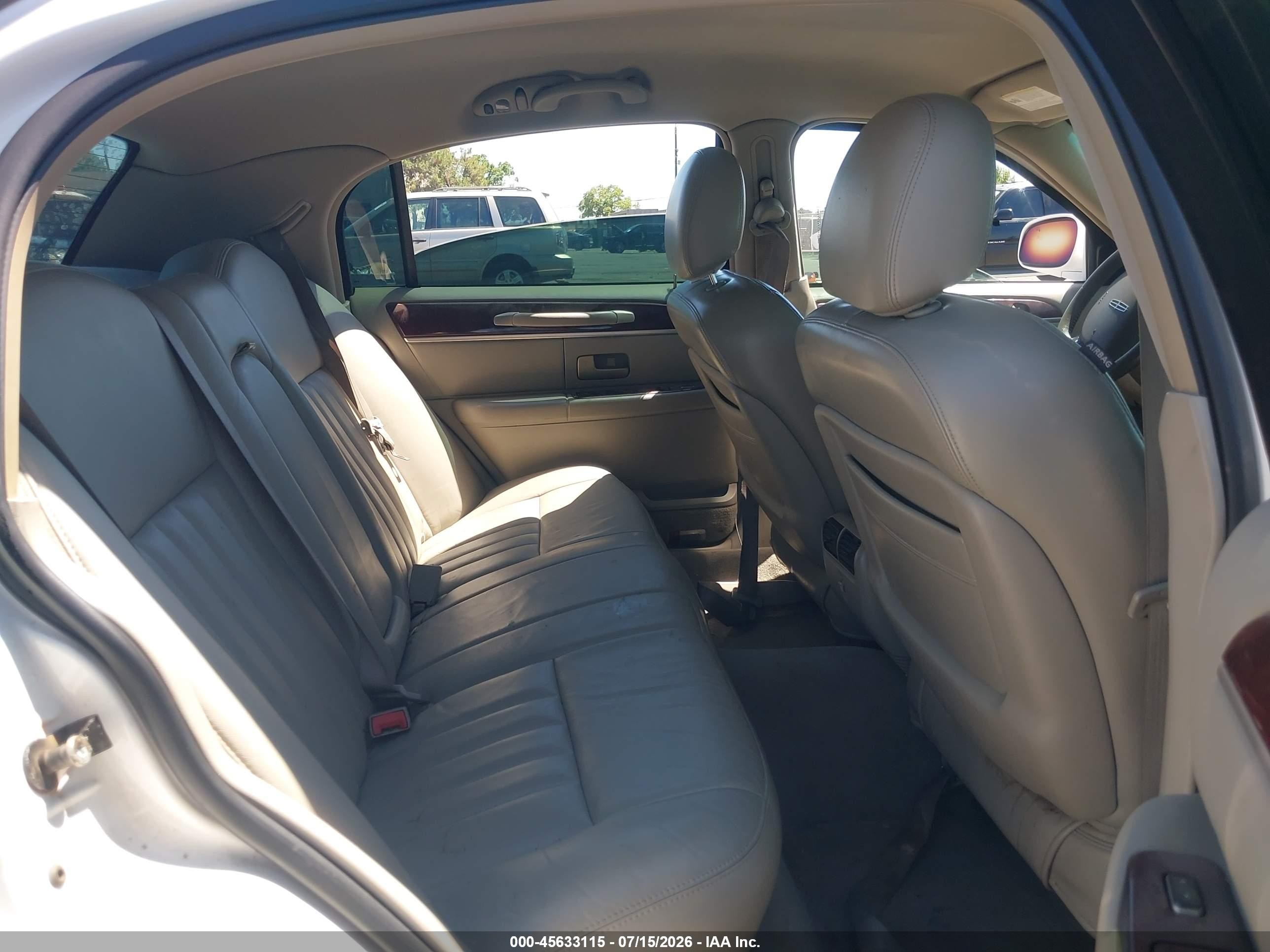 2005 Lincoln Town Car Signature White vin: 1LNHM81W95Y634047