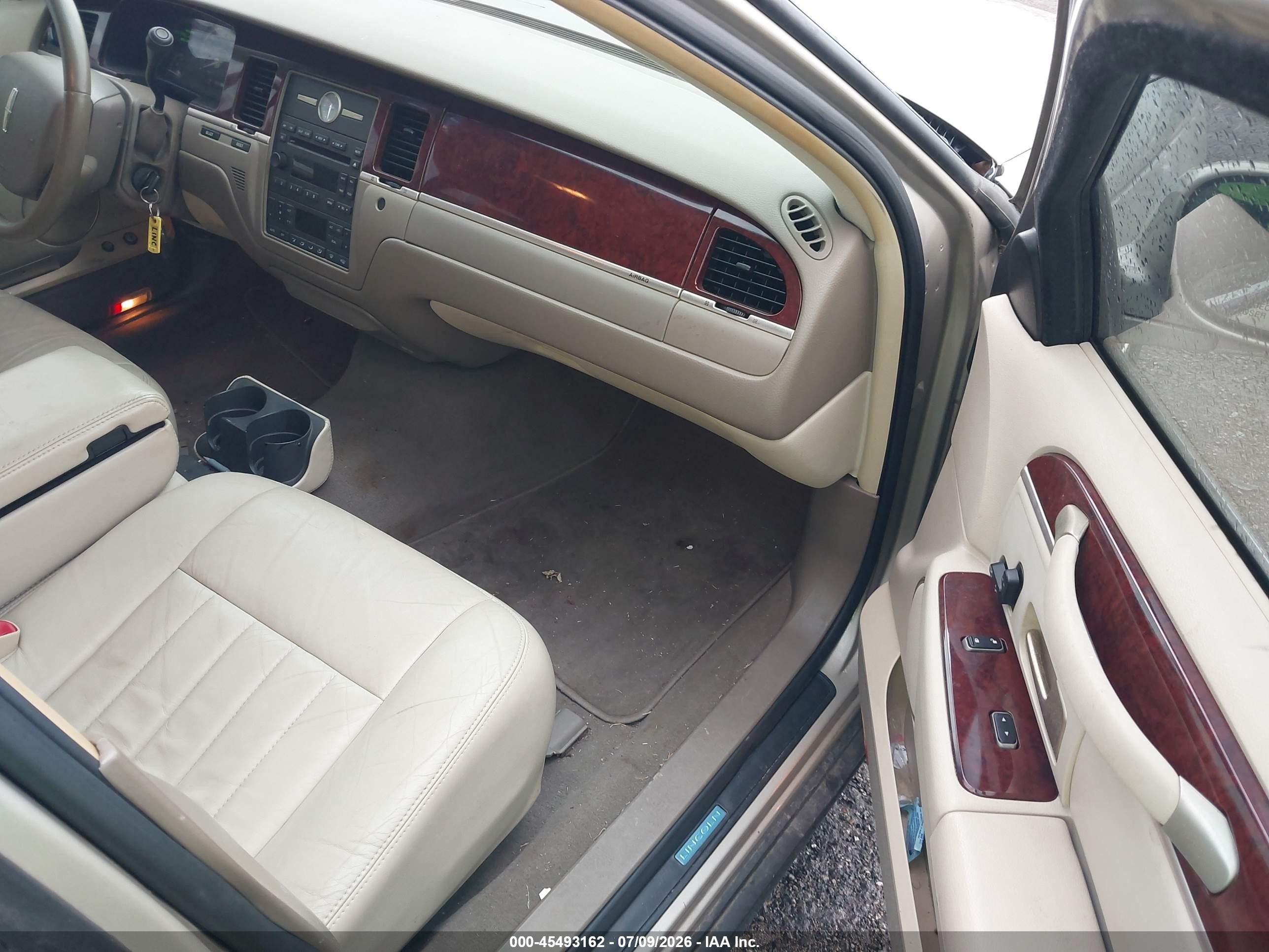 2005 Lincoln Town Car Signature Gold vin: 1LNHM81W95Y634095