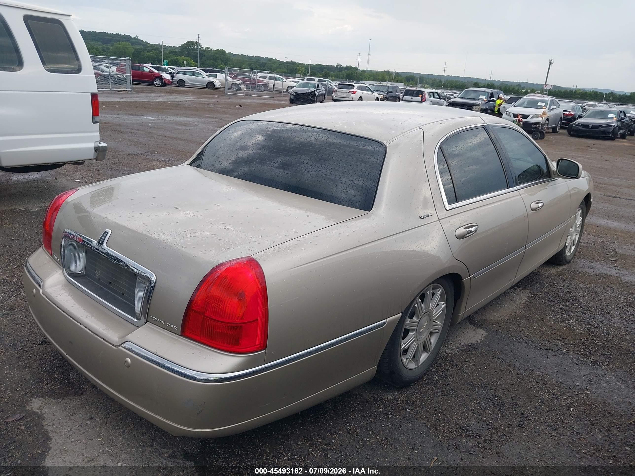 2005 Lincoln Town Car Signature Gold vin: 1LNHM81W95Y634095