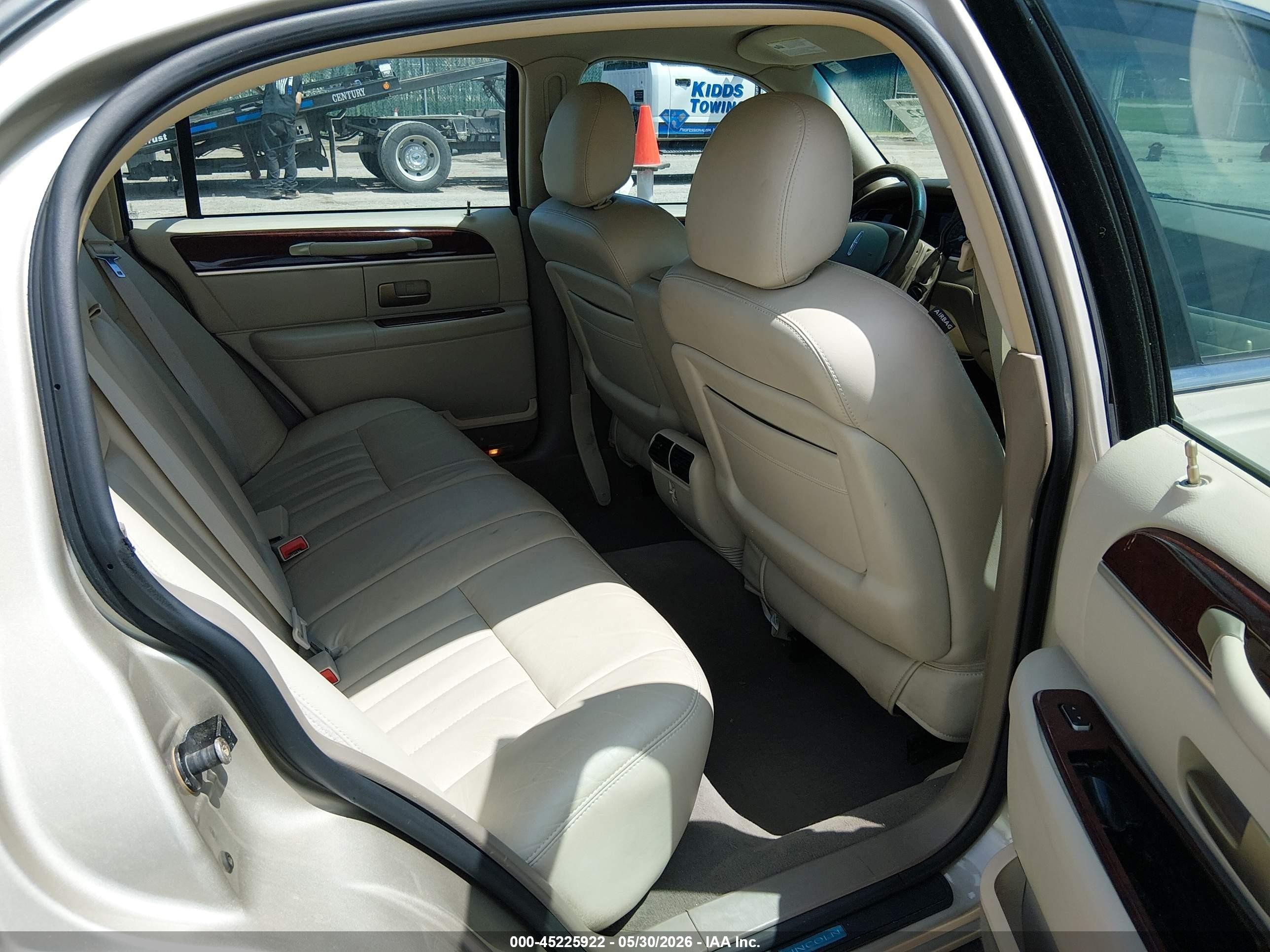 2005 Lincoln Town Car Signature Золотой vin: 1LNHM81W95Y658316