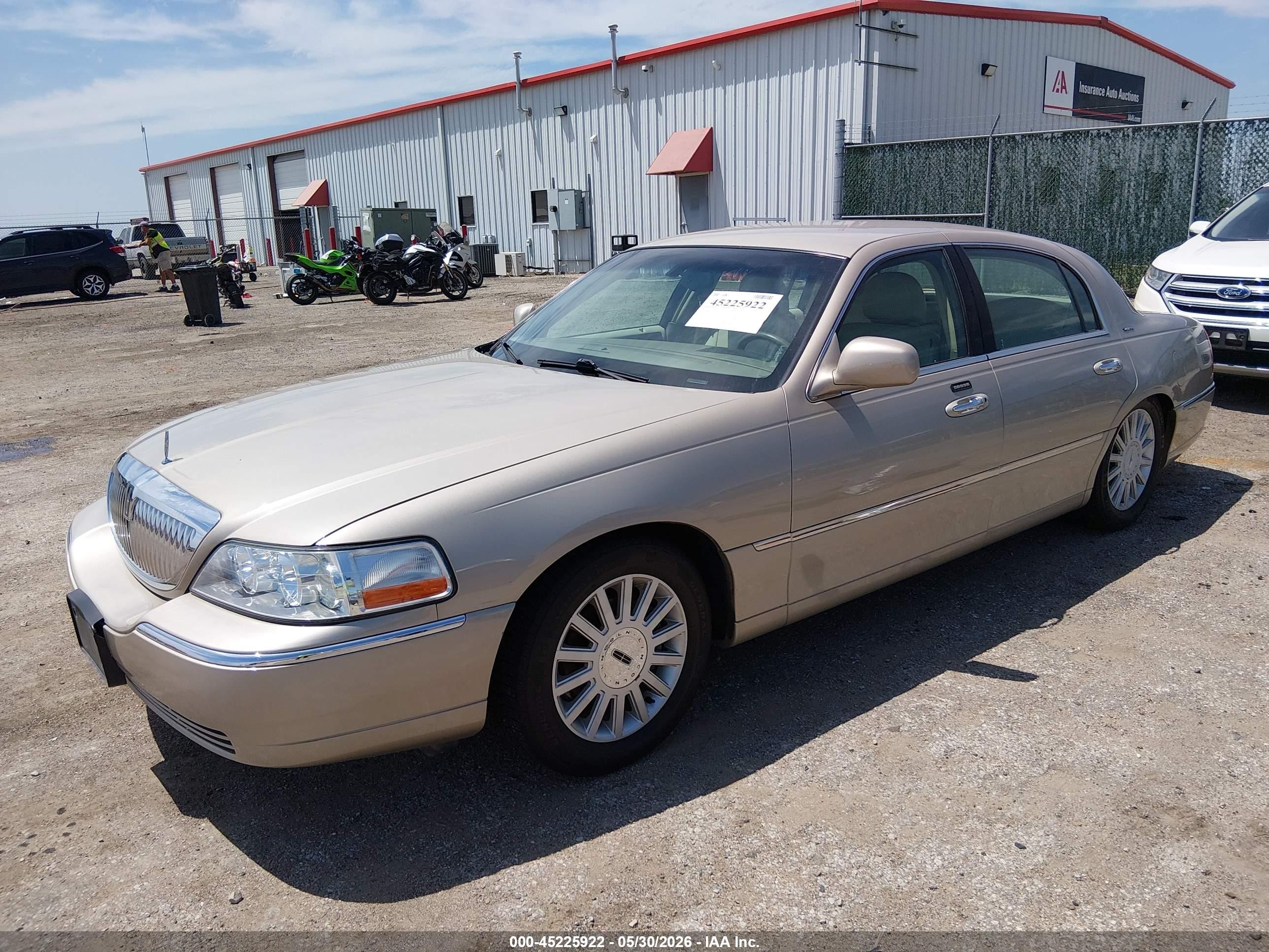 2005 Lincoln Town Car Signature Золотой vin: 1LNHM81W95Y658316