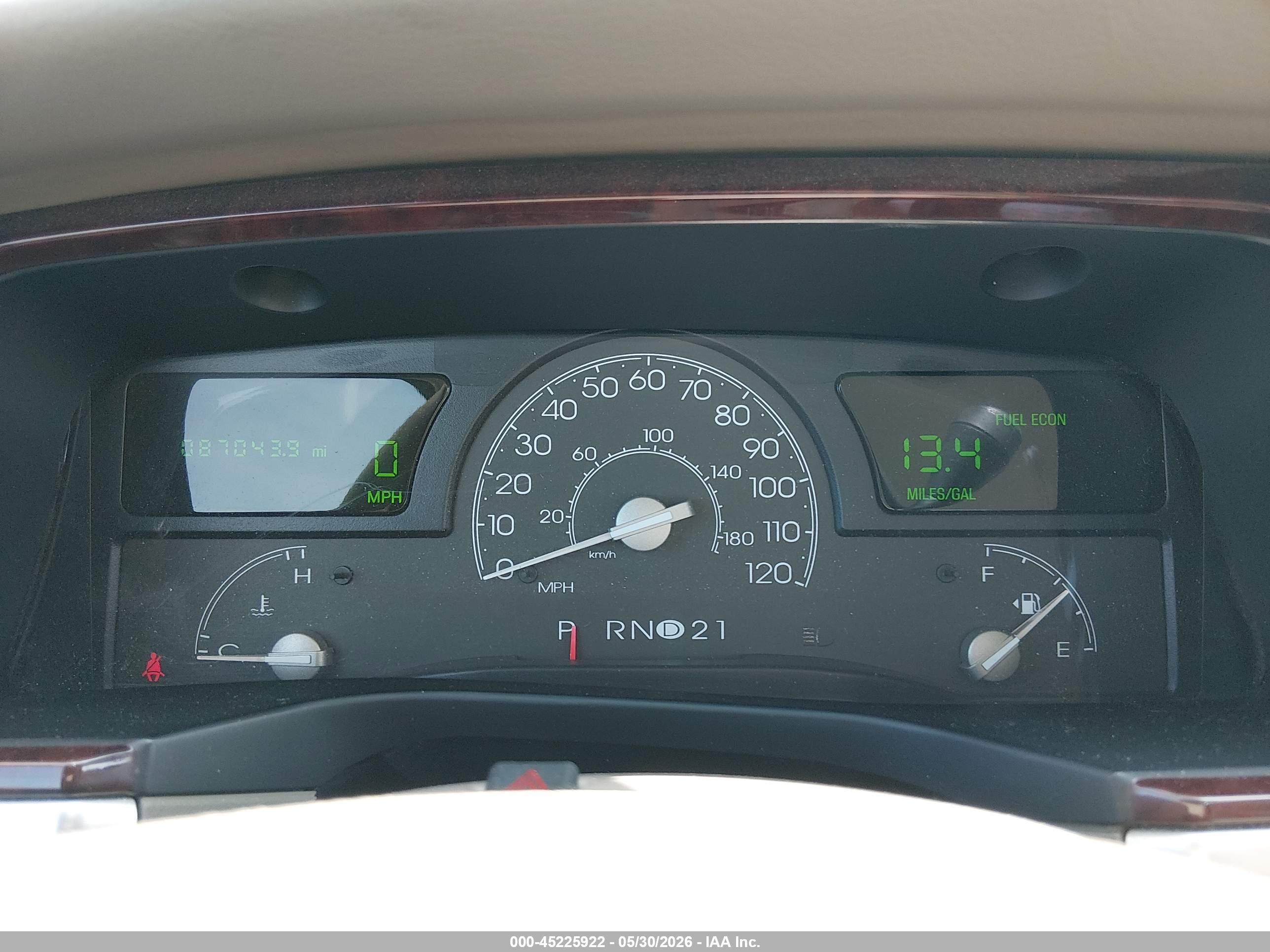 2005 Lincoln Town Car Signature Золотой vin: 1LNHM81W95Y658316
