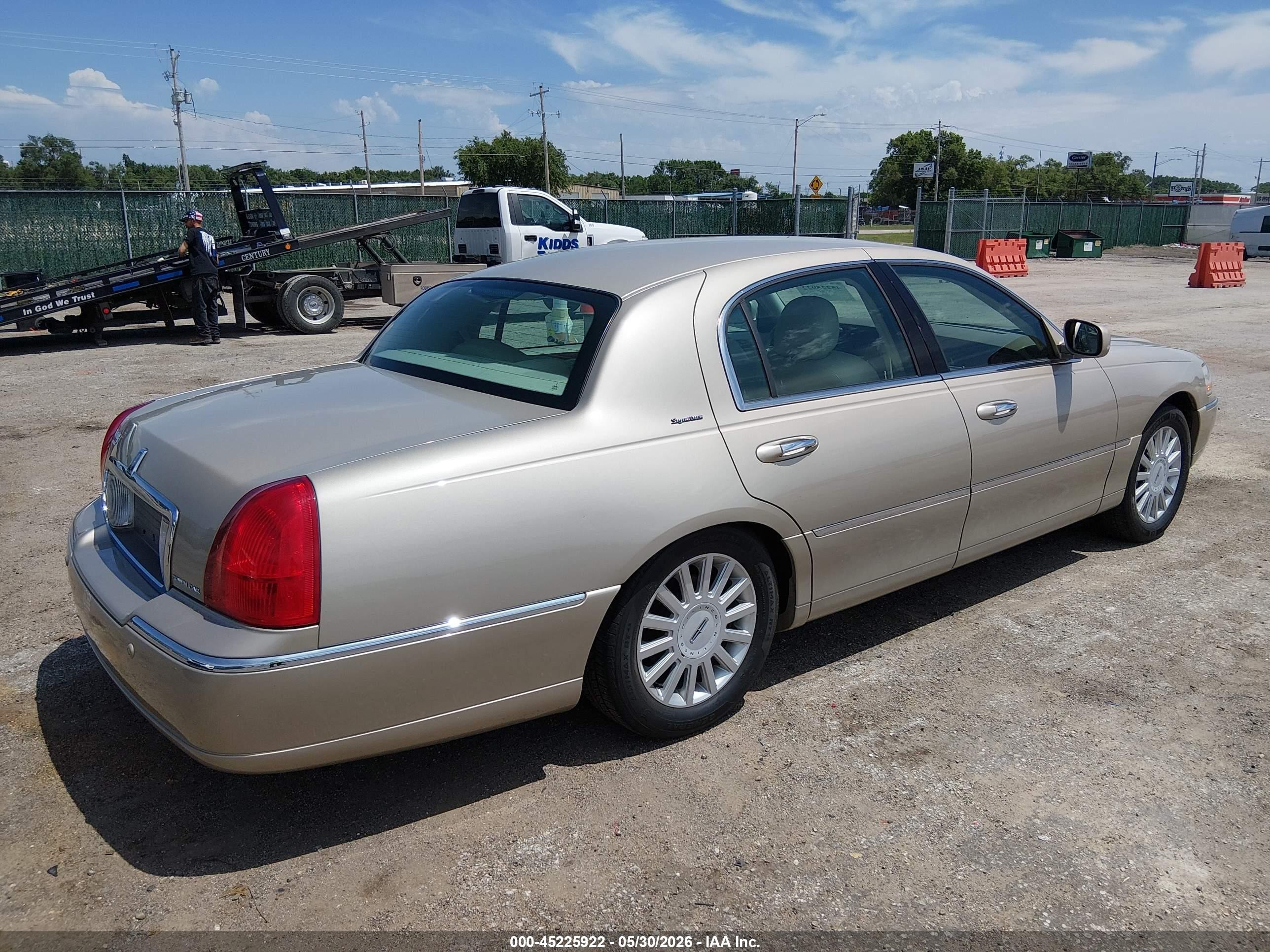 2005 Lincoln Town Car Signature Золотой vin: 1LNHM81W95Y658316