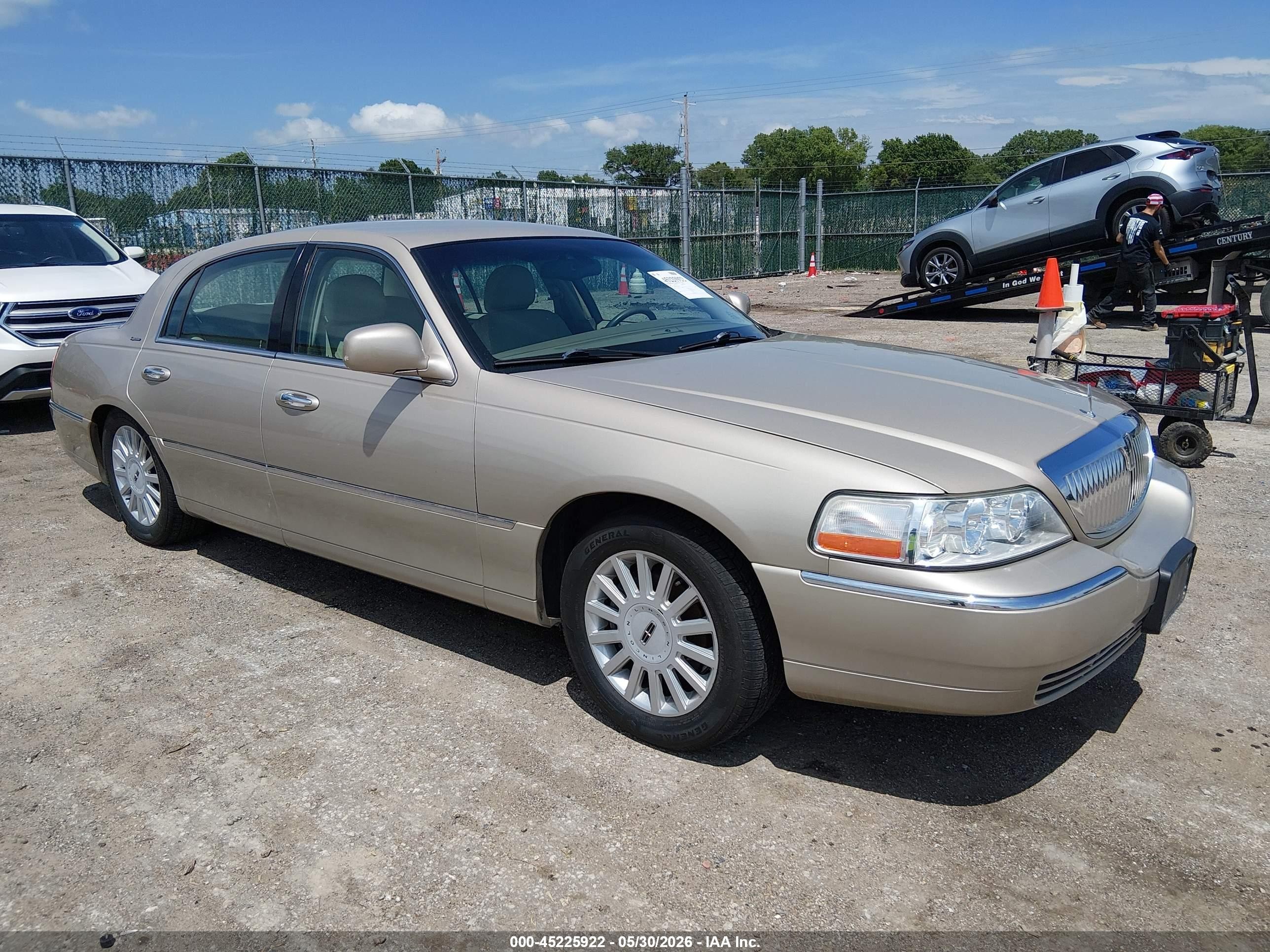 2005 Lincoln Town Car Signature Gold vin: 1LNHM81W95Y658316