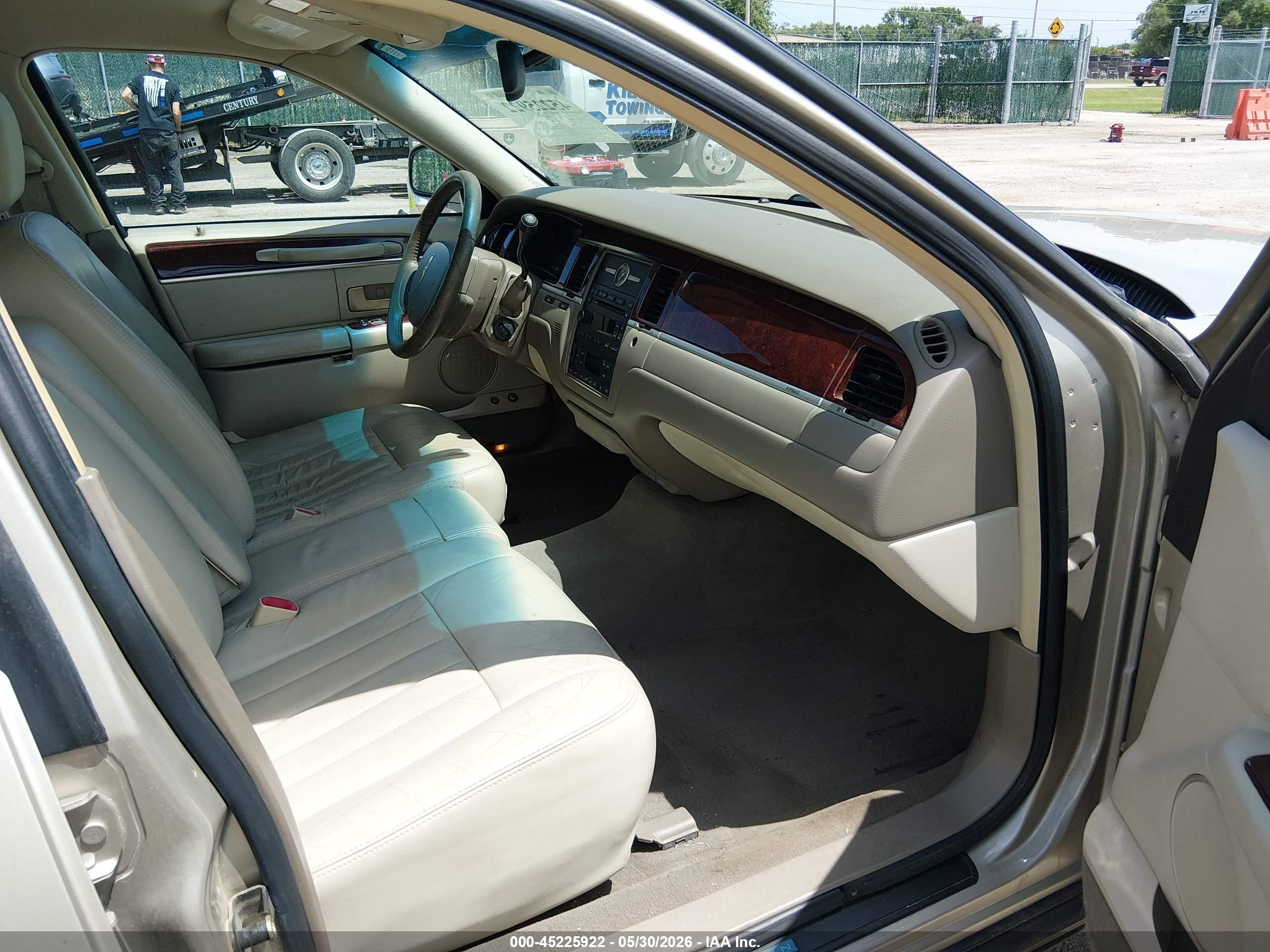2005 Lincoln Town Car Signature Золотой vin: 1LNHM81W95Y658316