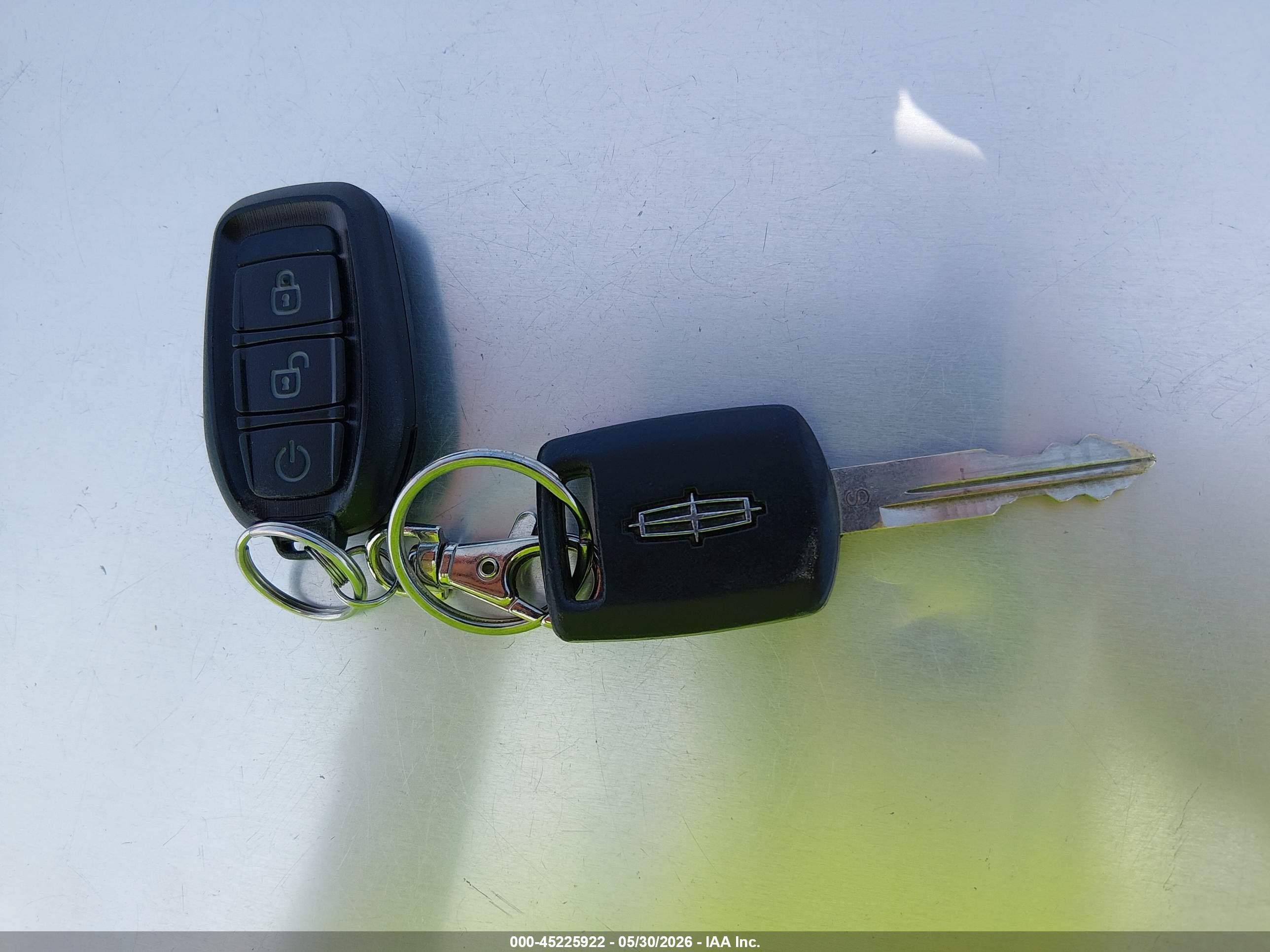 2005 Lincoln Town Car Signature Золотой vin: 1LNHM81W95Y658316