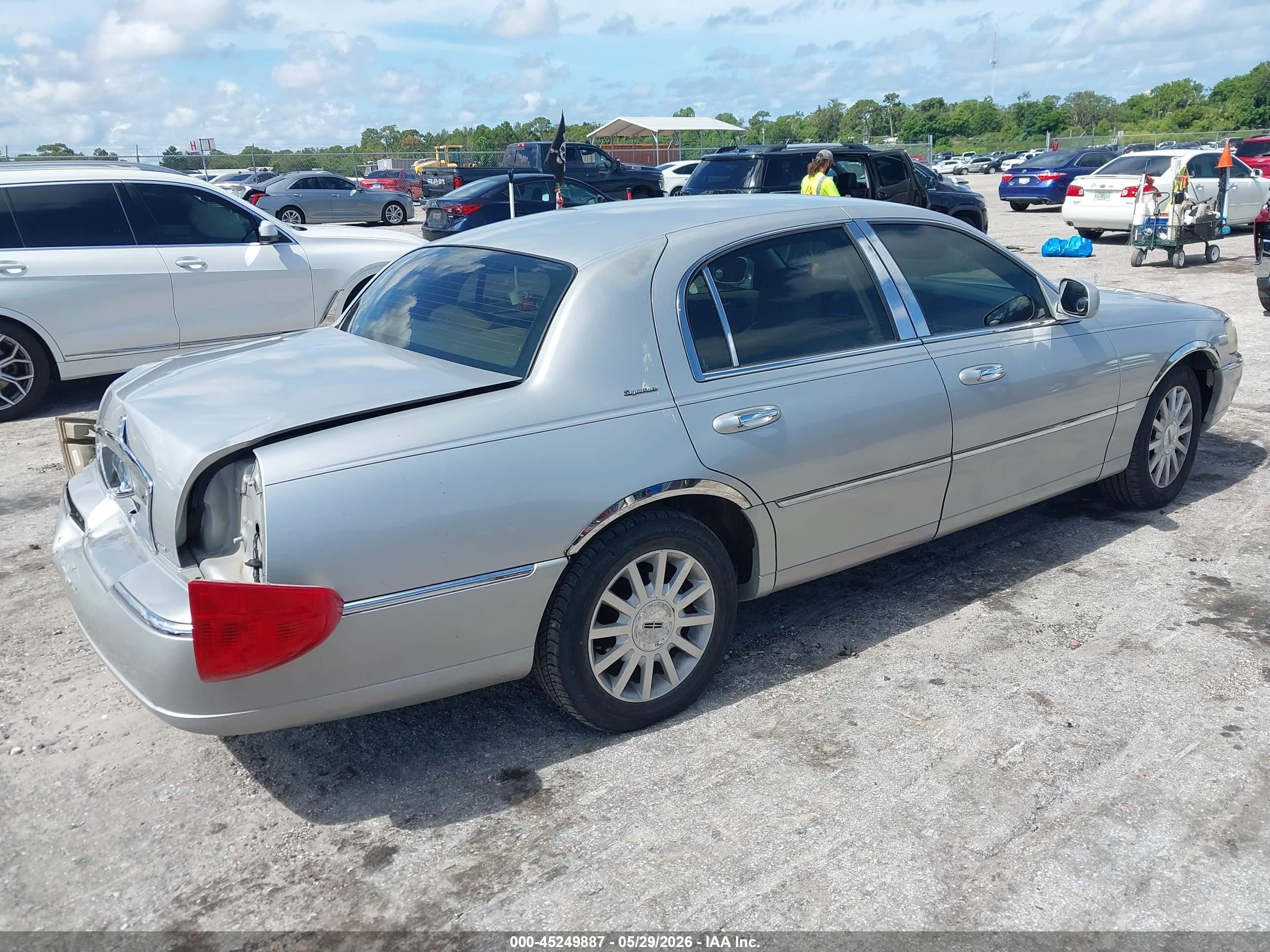 2007 Lincoln Town Car Signature Silver vin: 1LNHM81W97Y637484