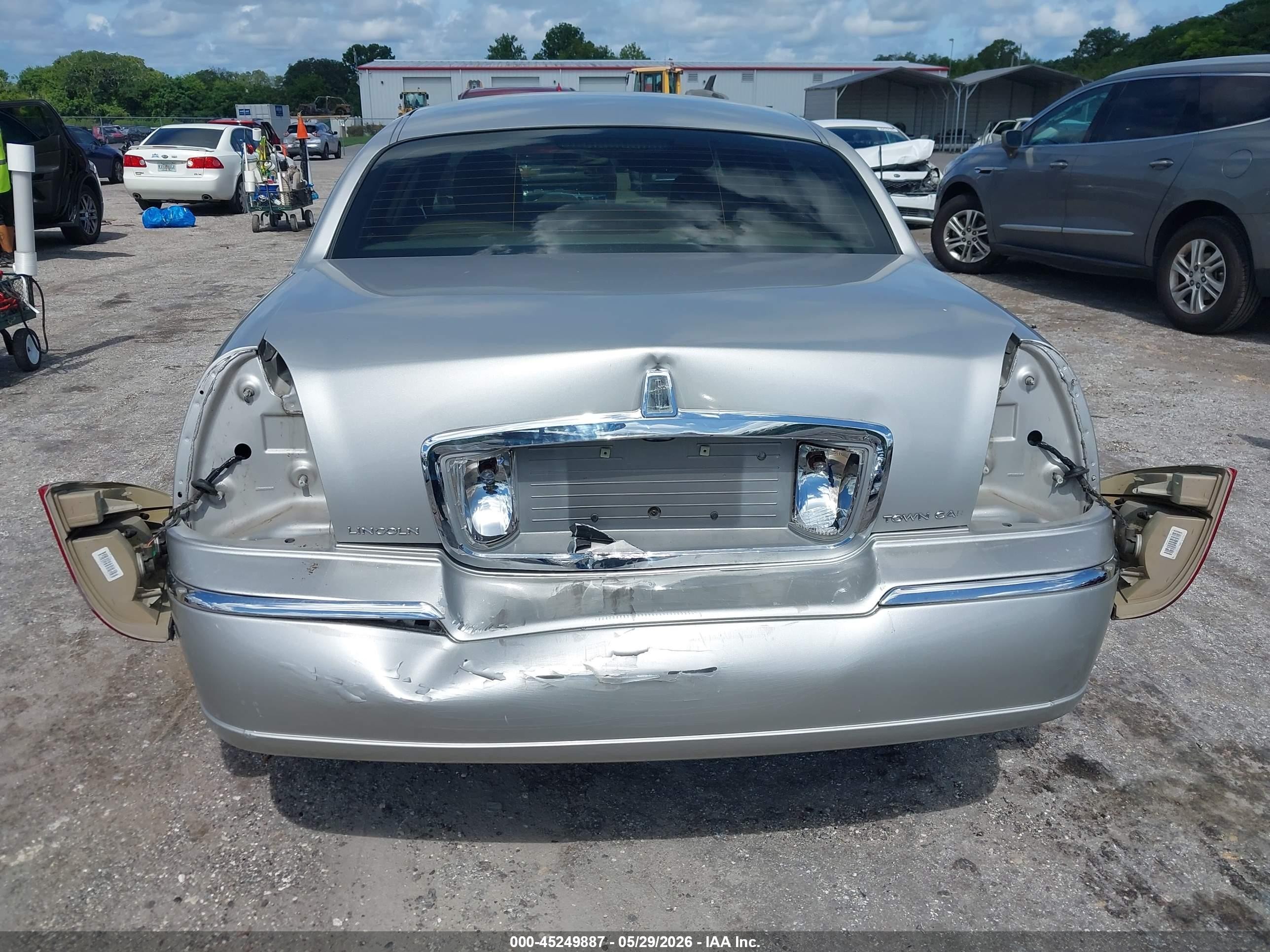 2007 Lincoln Town Car Signature Silver vin: 1LNHM81W97Y637484