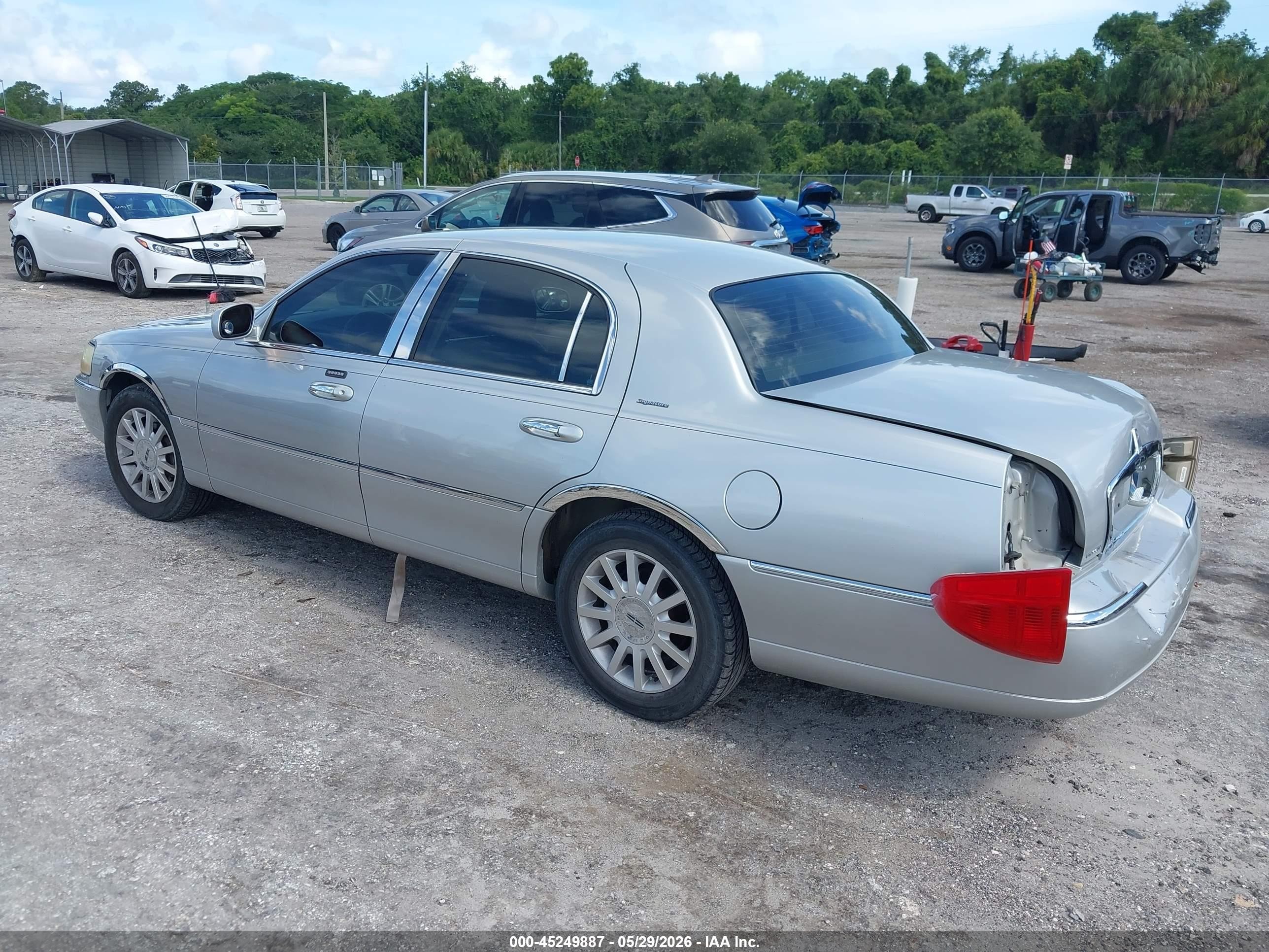 2007 Lincoln Town Car Signature Silver vin: 1LNHM81W97Y637484
