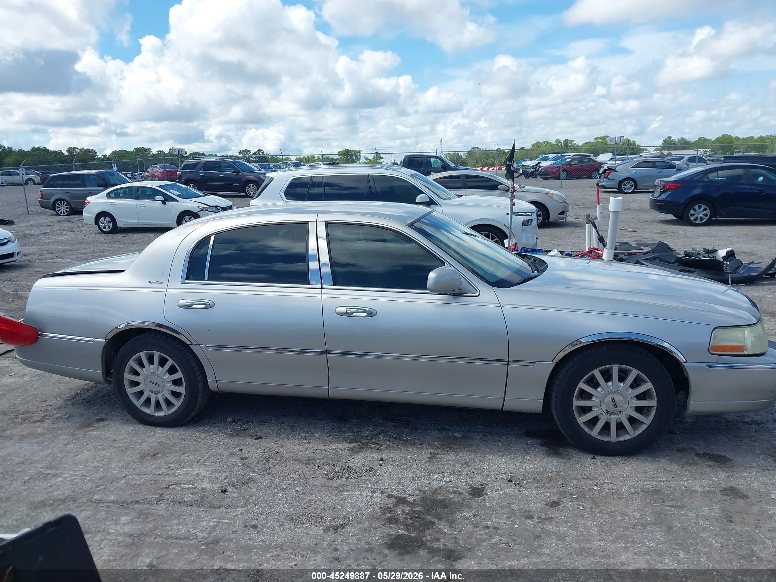 2007 Lincoln Town Car Signature Silver vin: 1LNHM81W97Y637484