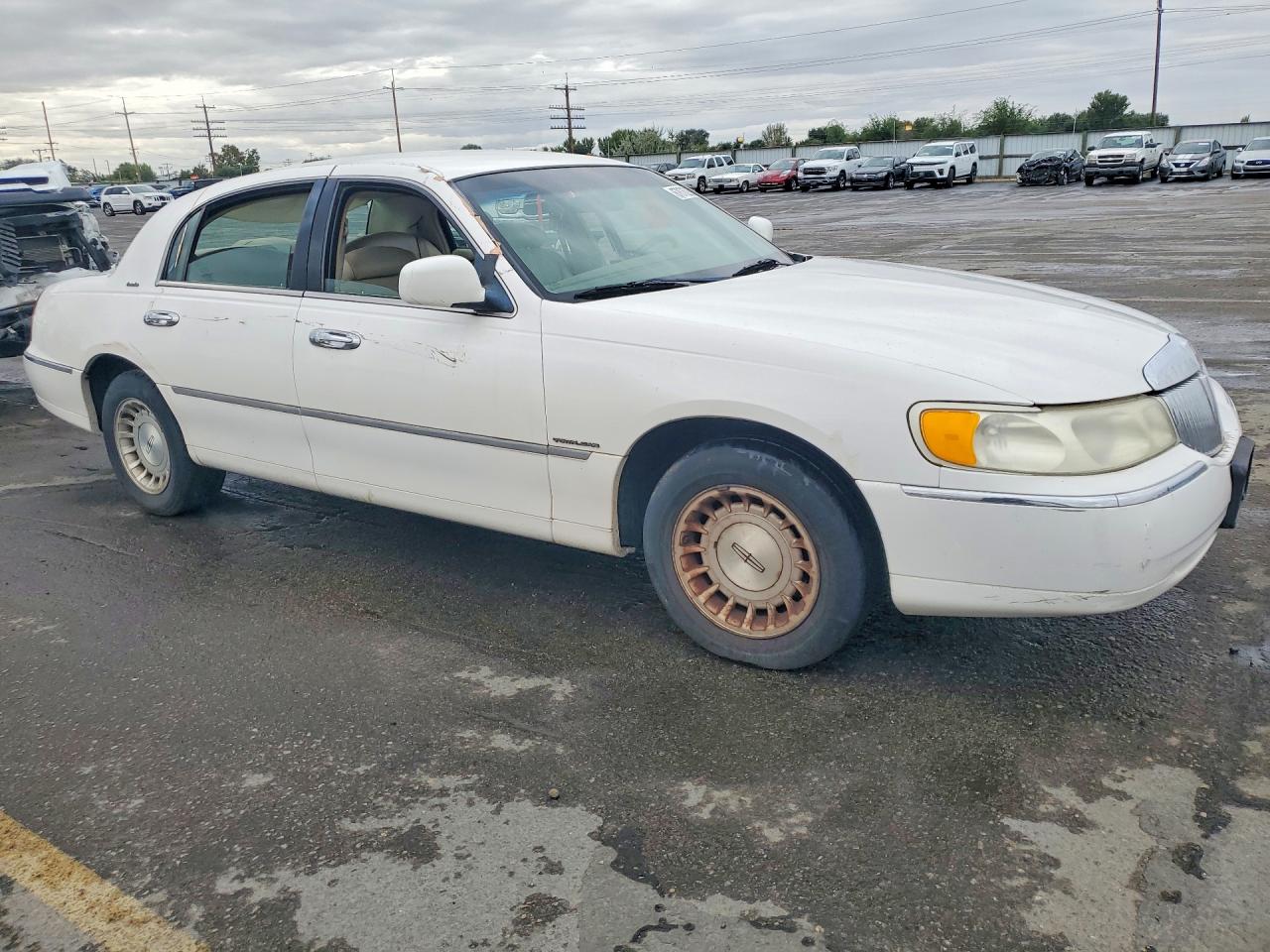 1999 Lincoln Town Car Executive White vin: 1LNHM81W9XY700101