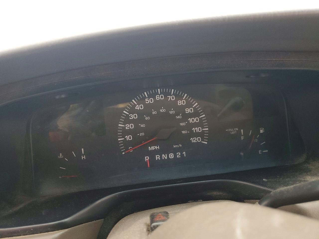 1999 Lincoln Town Car Executive White vin: 1LNHM81W9XY700101