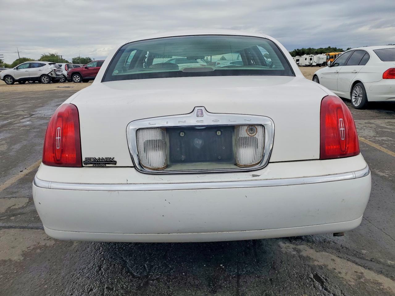1999 Lincoln Town Car Executive White vin: 1LNHM81W9XY700101