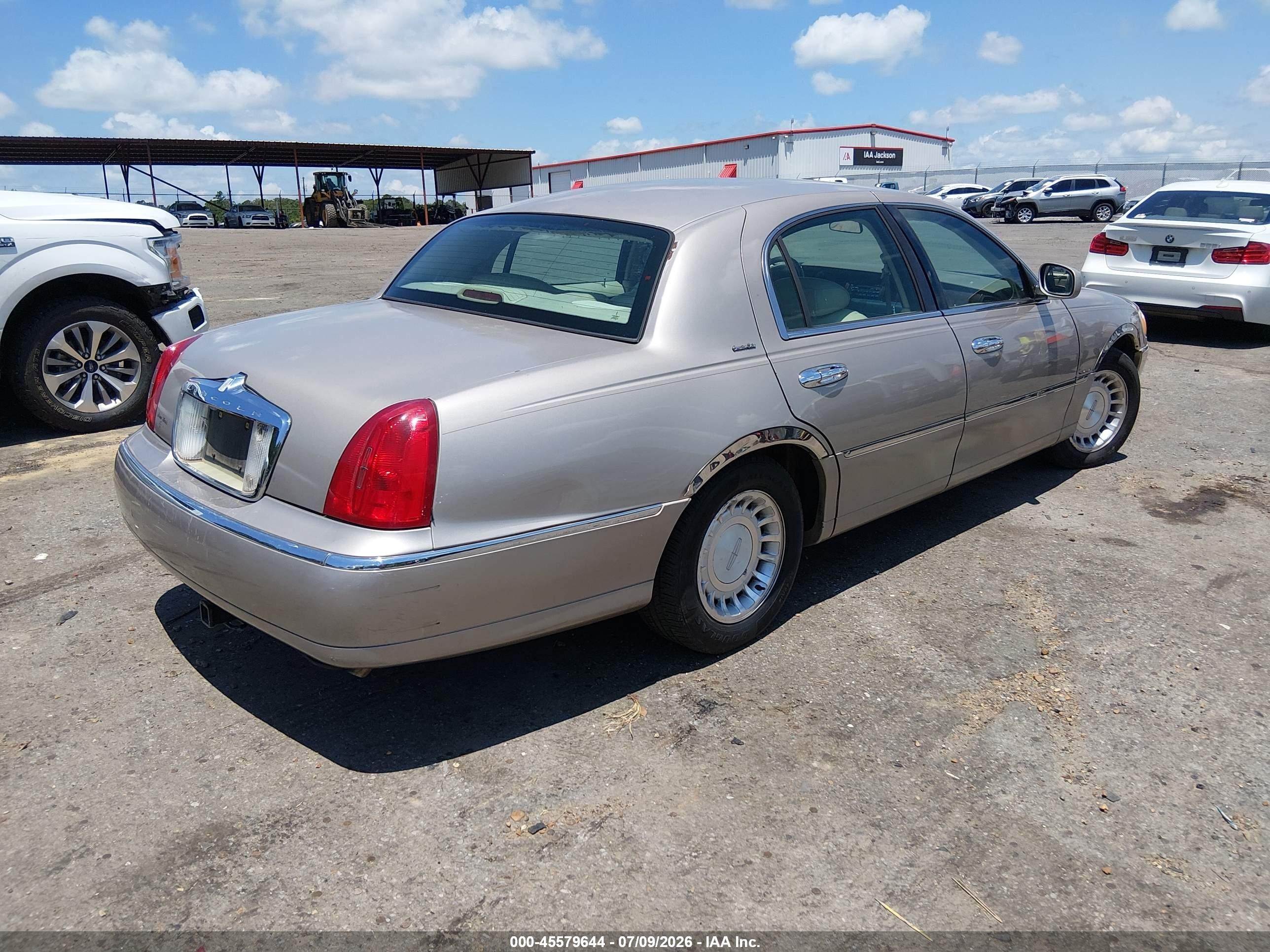 2000 Lincoln Town Car Executive Beige vin: 1LNHM81W9YY914300