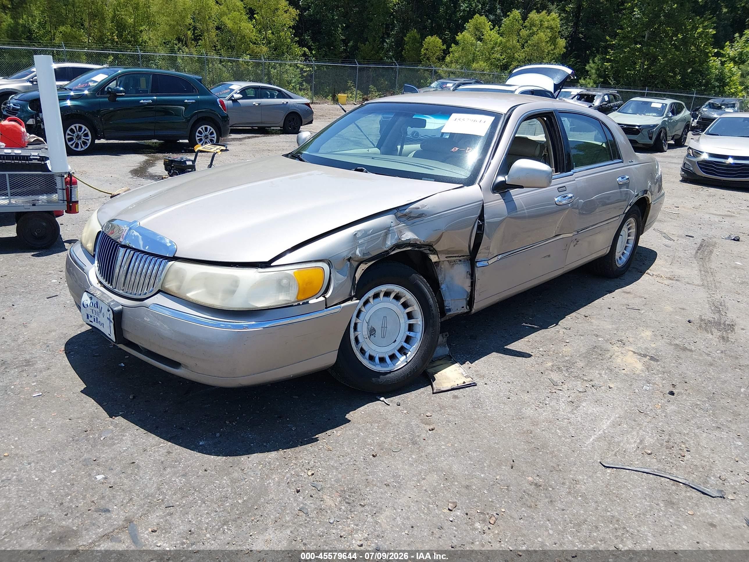 2000 Lincoln Town Car Executive Beige vin: 1LNHM81W9YY914300