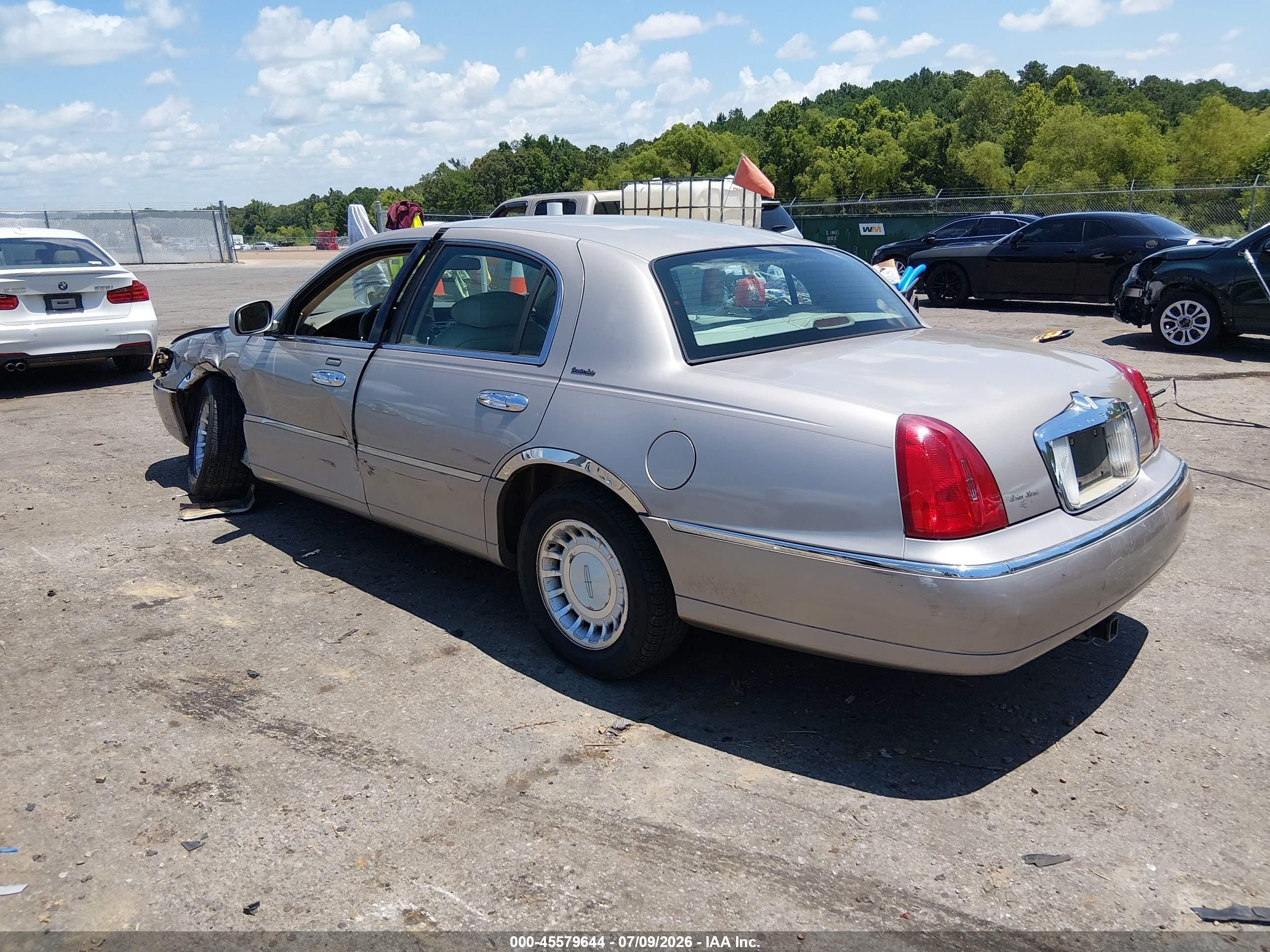 2000 Lincoln Town Car Executive Beige vin: 1LNHM81W9YY914300