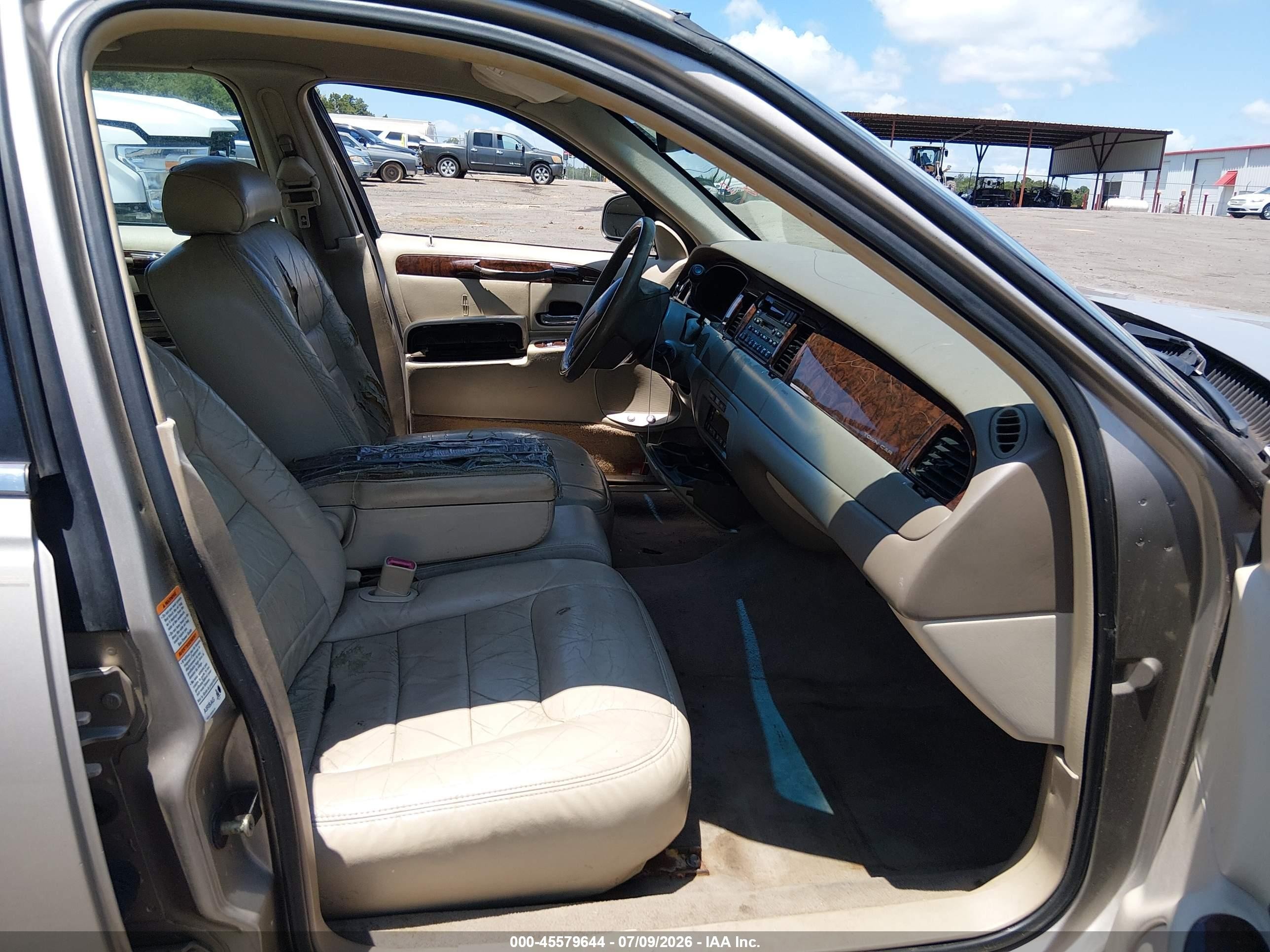 2000 Lincoln Town Car Executive Beige vin: 1LNHM81W9YY914300