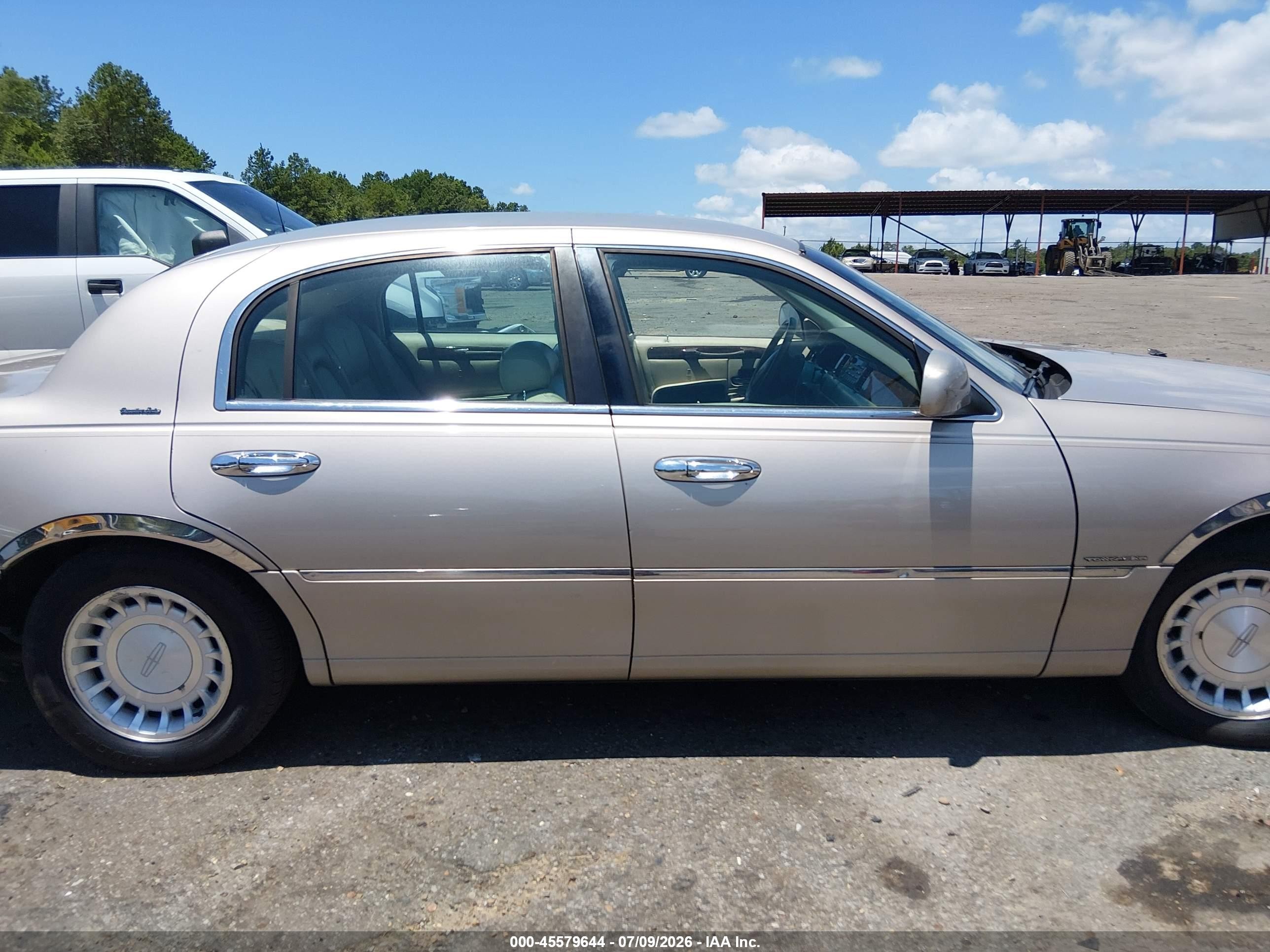 2000 Lincoln Town Car Executive Beige vin: 1LNHM81W9YY914300