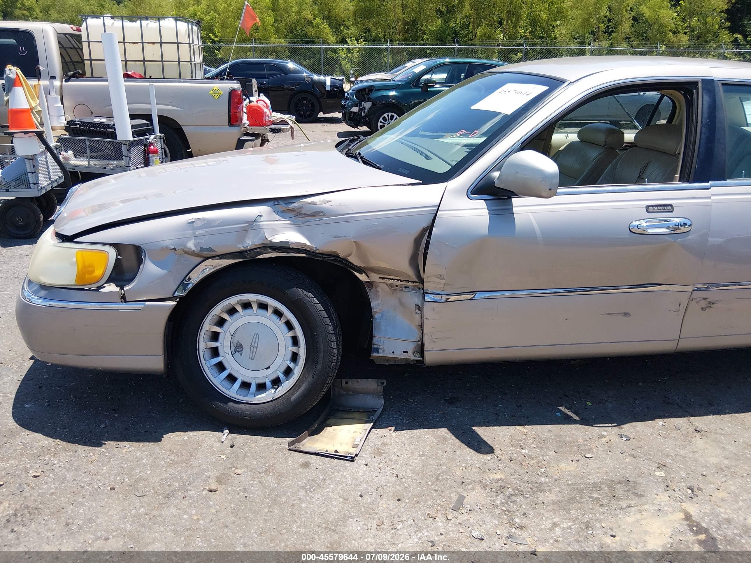 2000 Lincoln Town Car Executive Beige vin: 1LNHM81W9YY914300